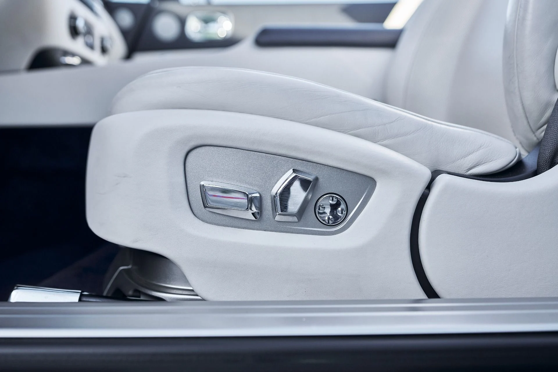 mph030_3988337409_Used_2018_Rolls_Royce_Dawn_1764124372_4420c1272b