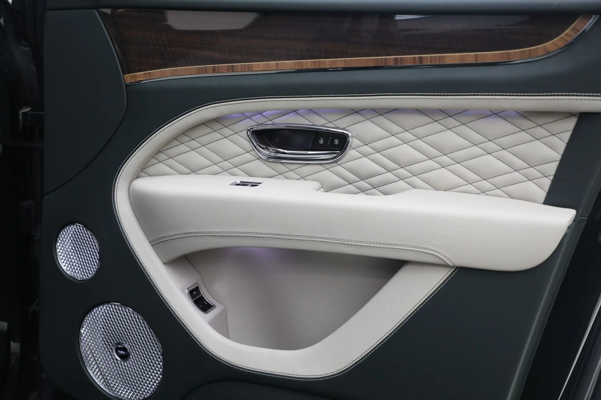 mph030_4010406079_New_2023_Bentley_Bentayga_V8_416398f09d