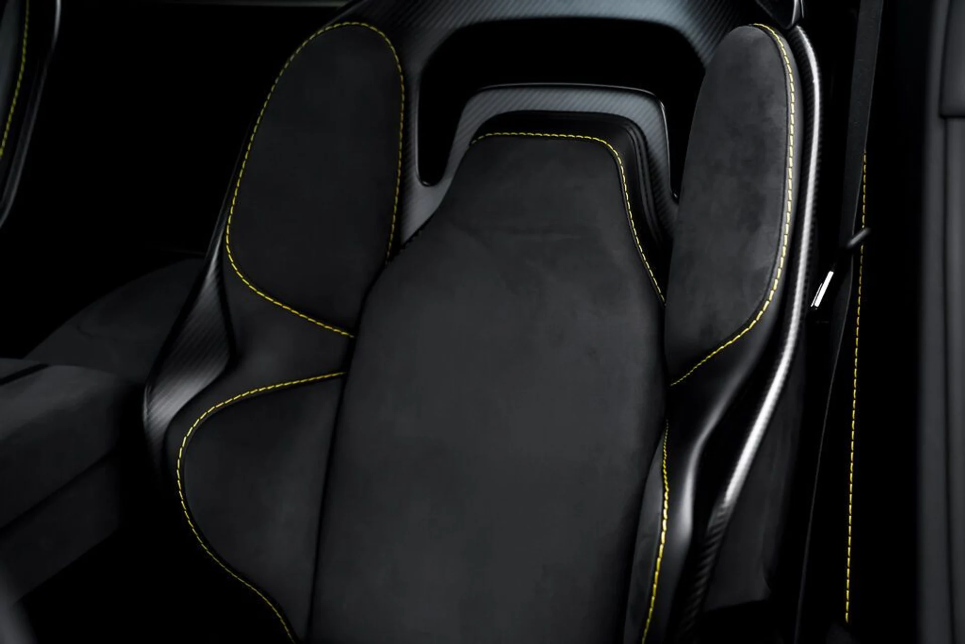 mph030_4036573174_aston_martin_vantage_2023_jpg_v_1773863537_8bf9b1321b