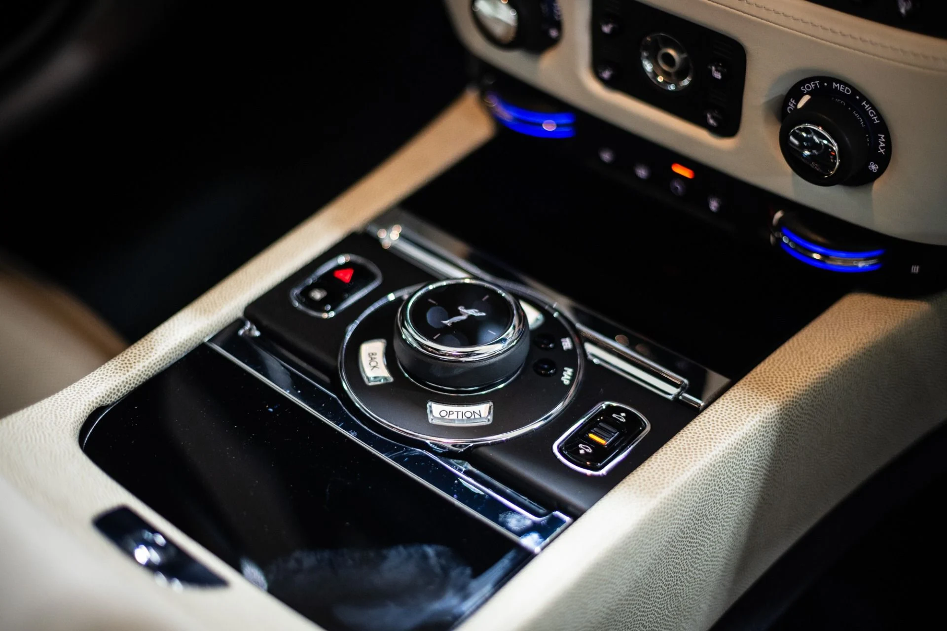 mph030_4044749_Used_2014_Rolls_Royce_Wraith_Starlight_Headliner_1771282245_99ecd044a6