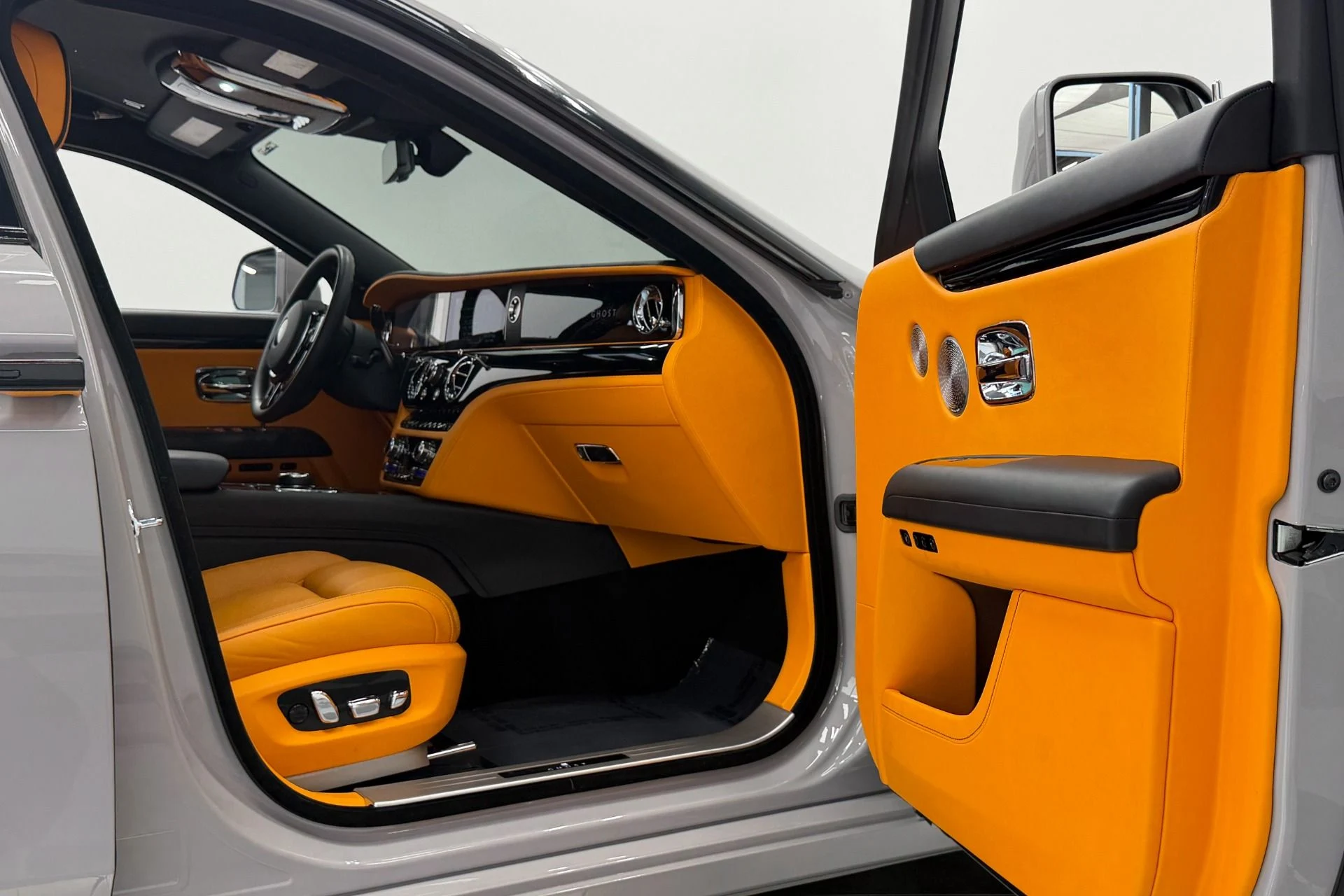 mph030_4057787386_Used_2022_Rolls_Royce_Ghost_The_Ghost_Package_Bespoke_Audio_Illuminated_Fascia_1785265086_eaff44f391