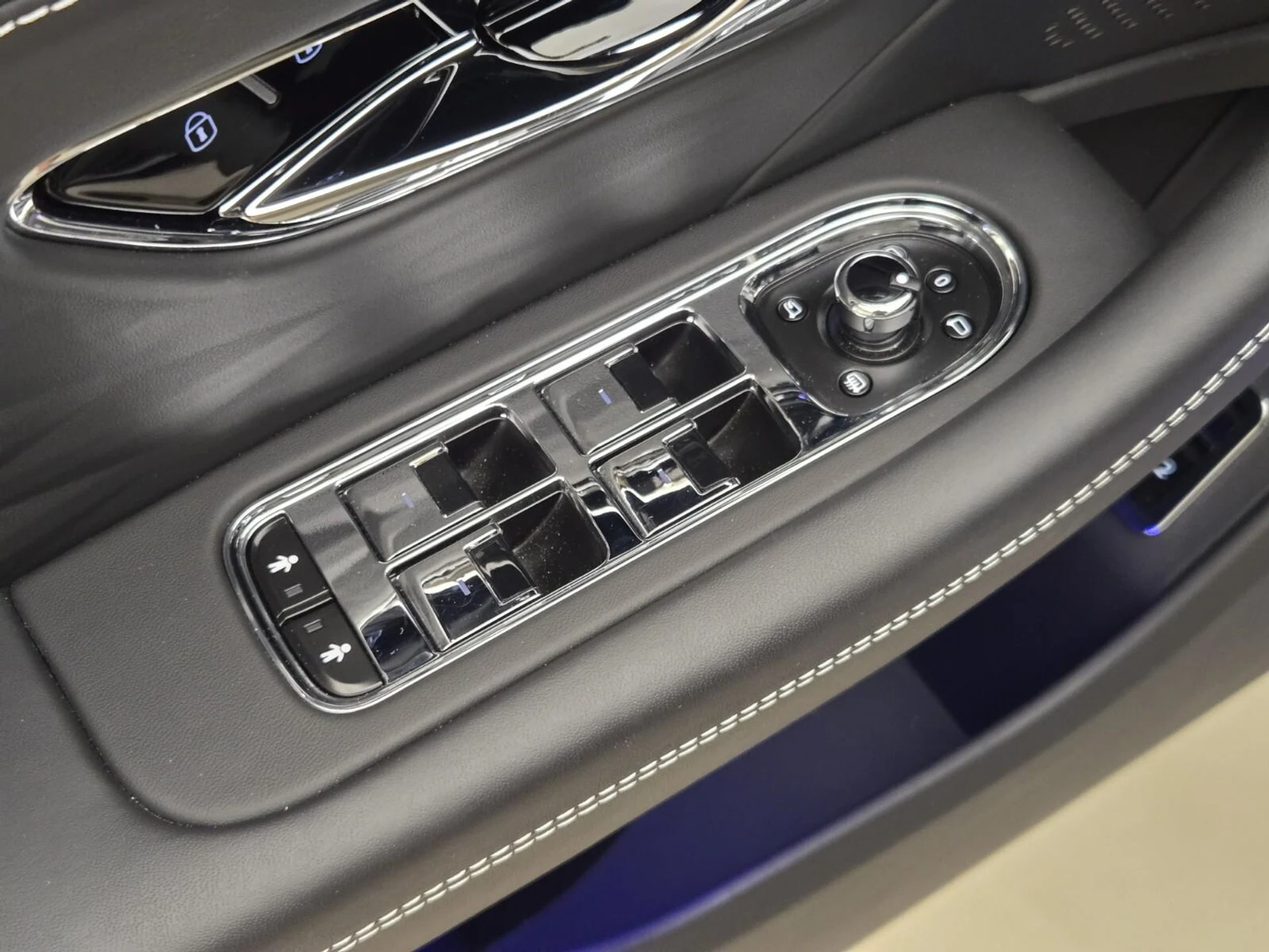 mph030_4064839034_Used_2023_Bentley_Flying_Spur_V8_1761376126_3df937869d