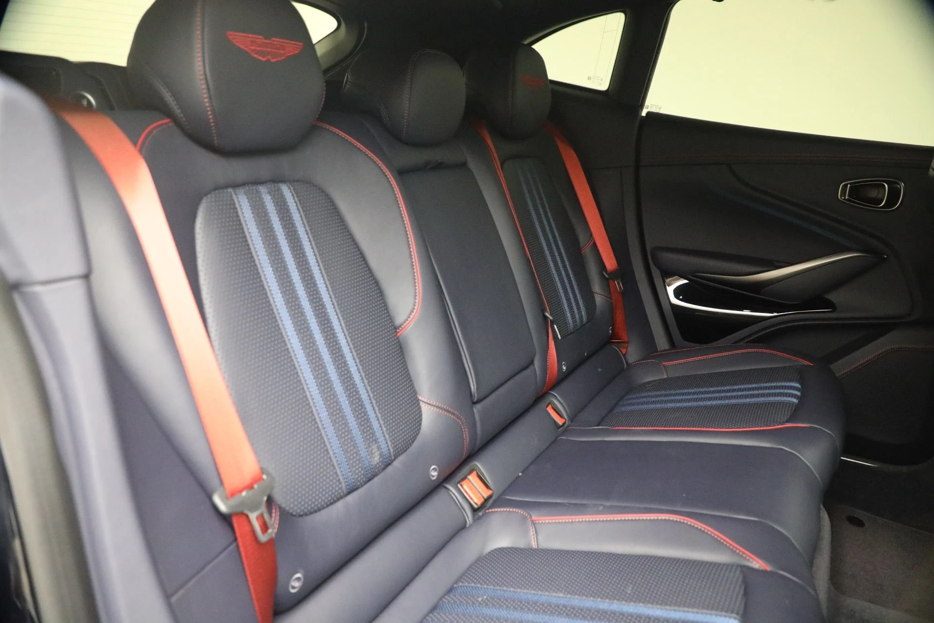mph030_4086120045_Used_2025_Aston_Martin_DBX_707_1790965010_63a70383d9