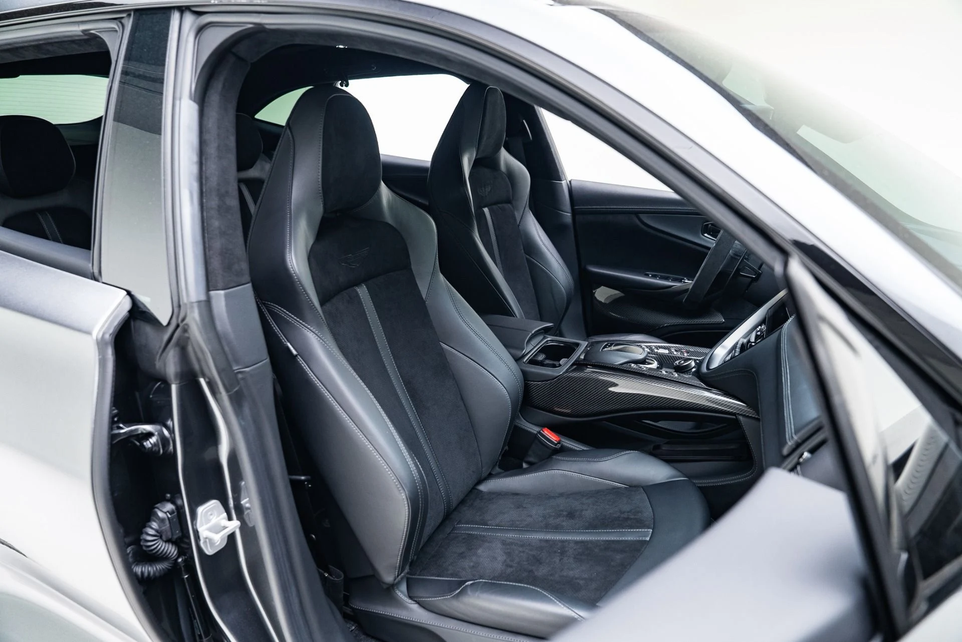 mph030_4113716403_Used_2023_Aston_Martin_DBX_707_1767147113_bc828682c0