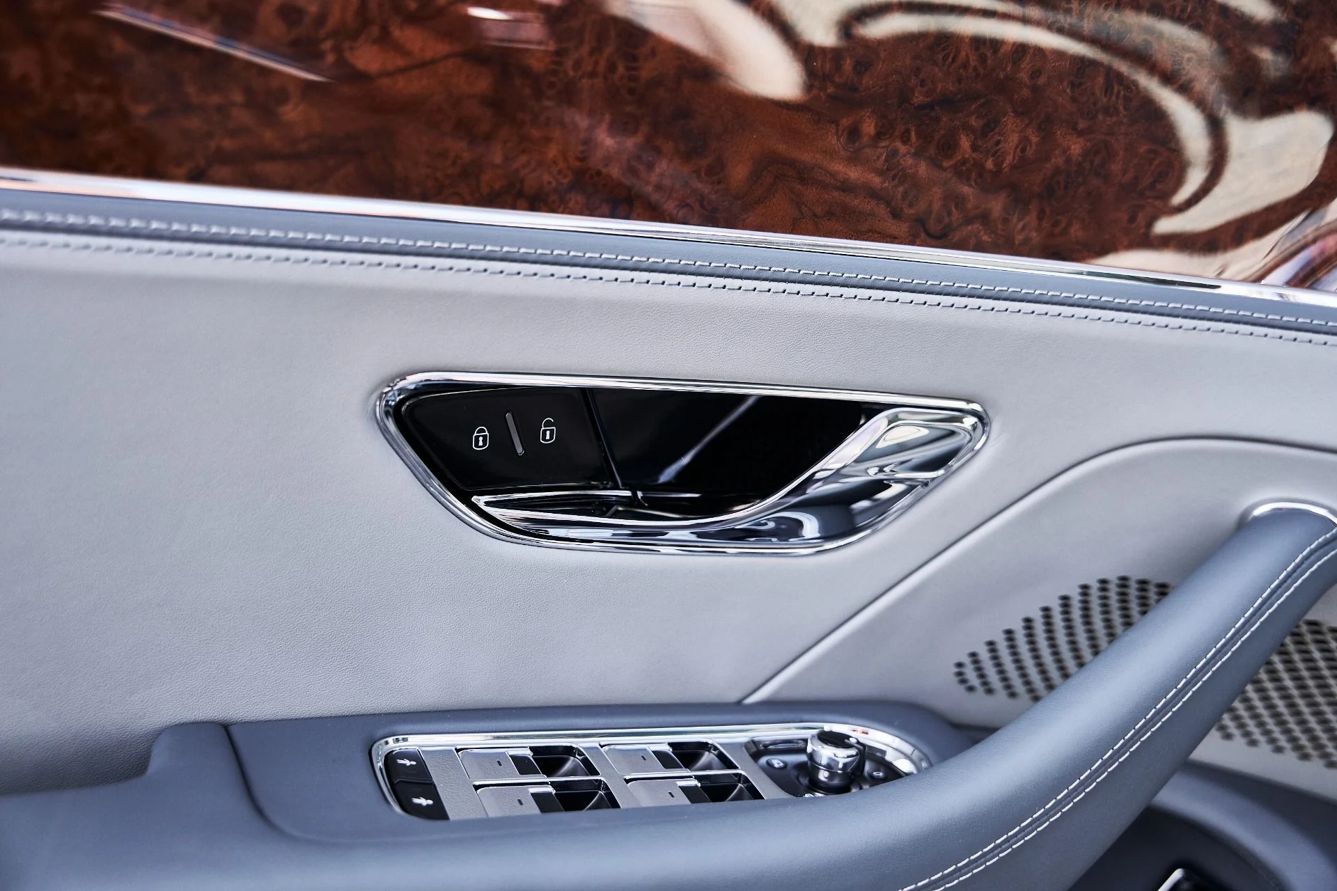 mph030_4135408768_Used_2026_Bentley_Flying_Spur_V8_1775613286_e56d73a04a