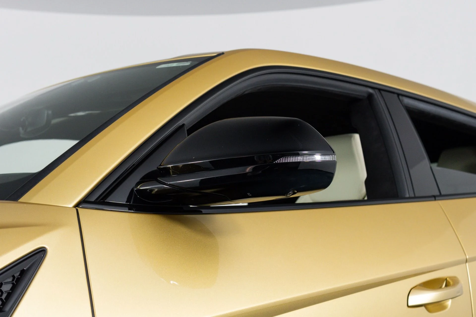 mph030_4142020994_Used_2023_Lamborghini_Urus_S_1781741186_d07b4d3112