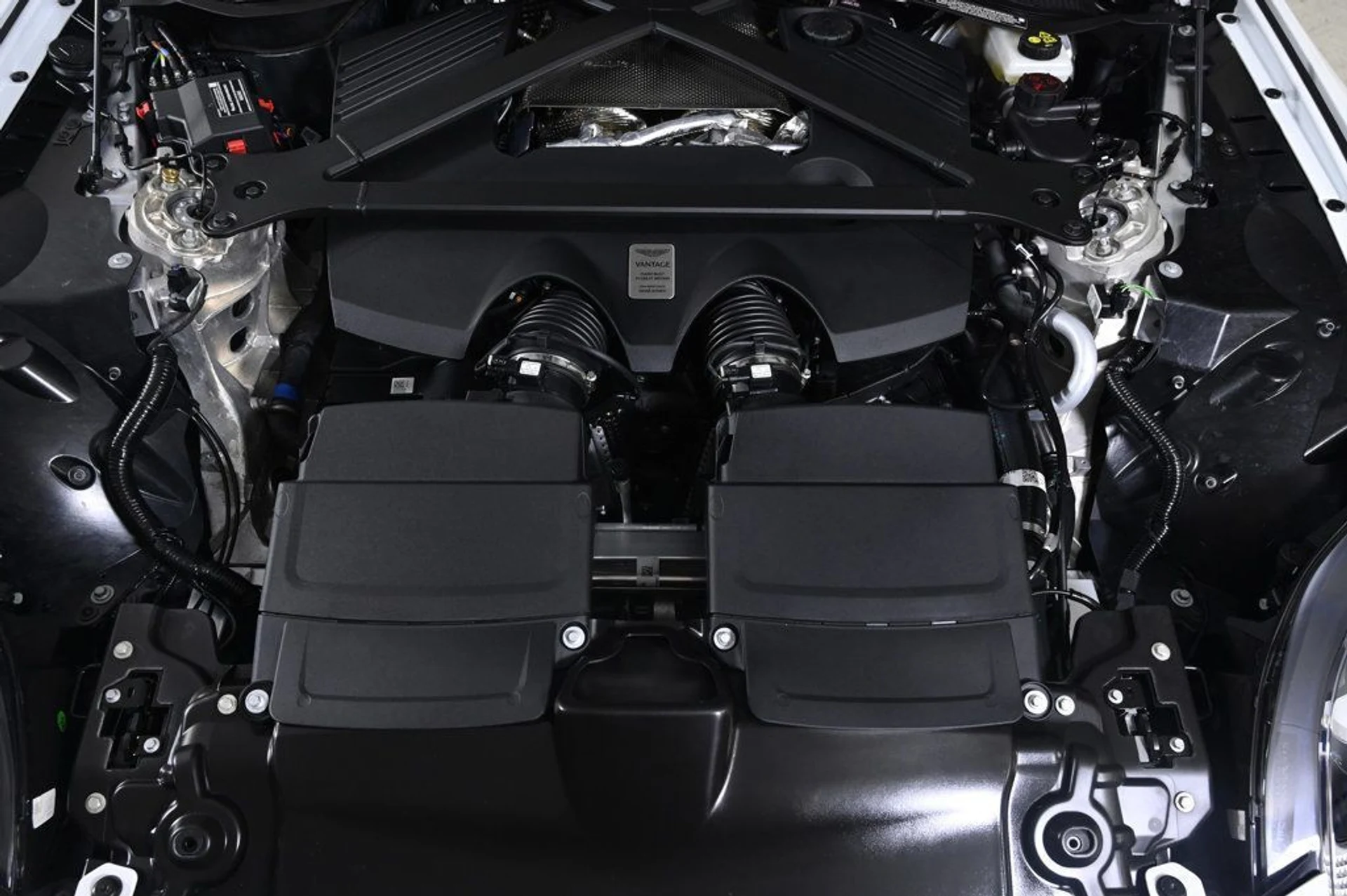 mph030_41536985_new_2026_aston_martin_vantage_roadster_11350_22950965_30_1024_22a8ede45d