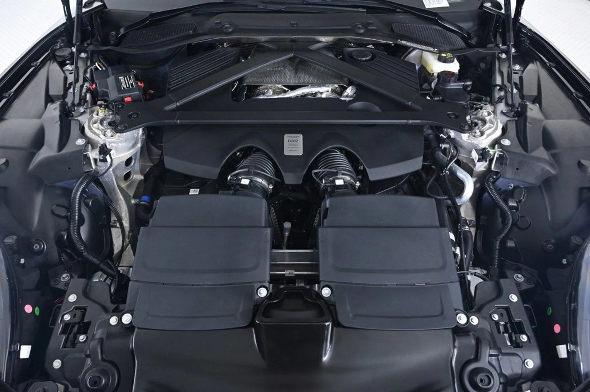 mph030_4166084813_new_2026_aston_martin_db12_11350_22934456_30_1024_5d2b0db894