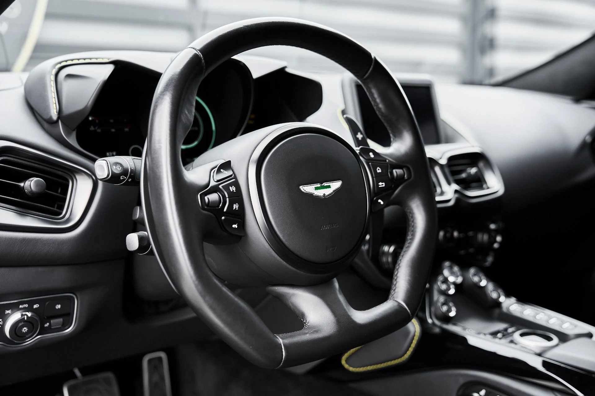 mph030_4181752925_Used_2023_Aston_Martin_Vantage_1775333335_8aeb7507d7