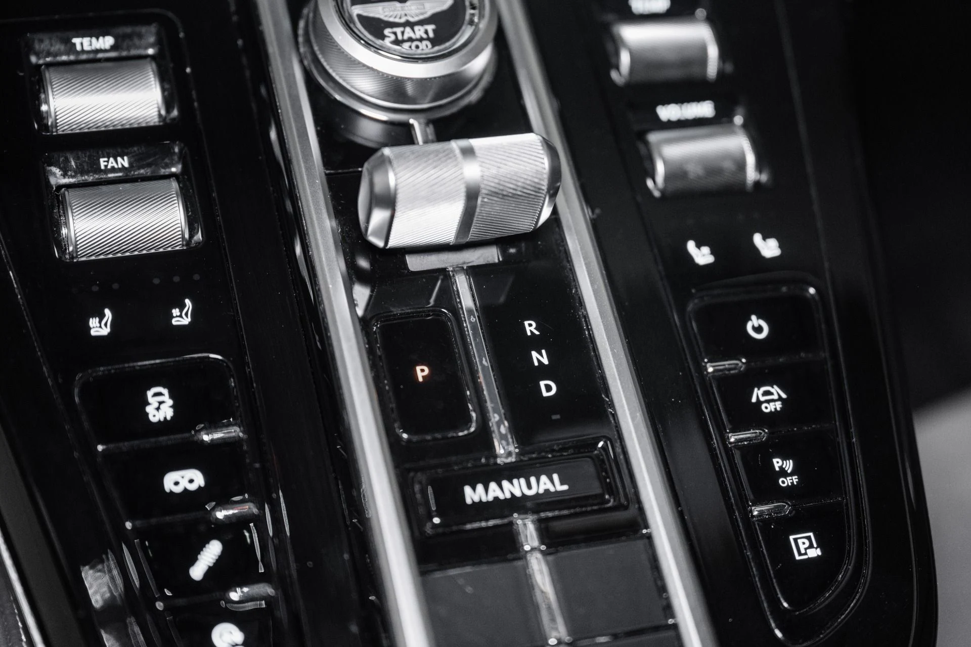 mph030_4200076559_Used_2025_Aston_Martin_Vantage_1784563036_99085828e2