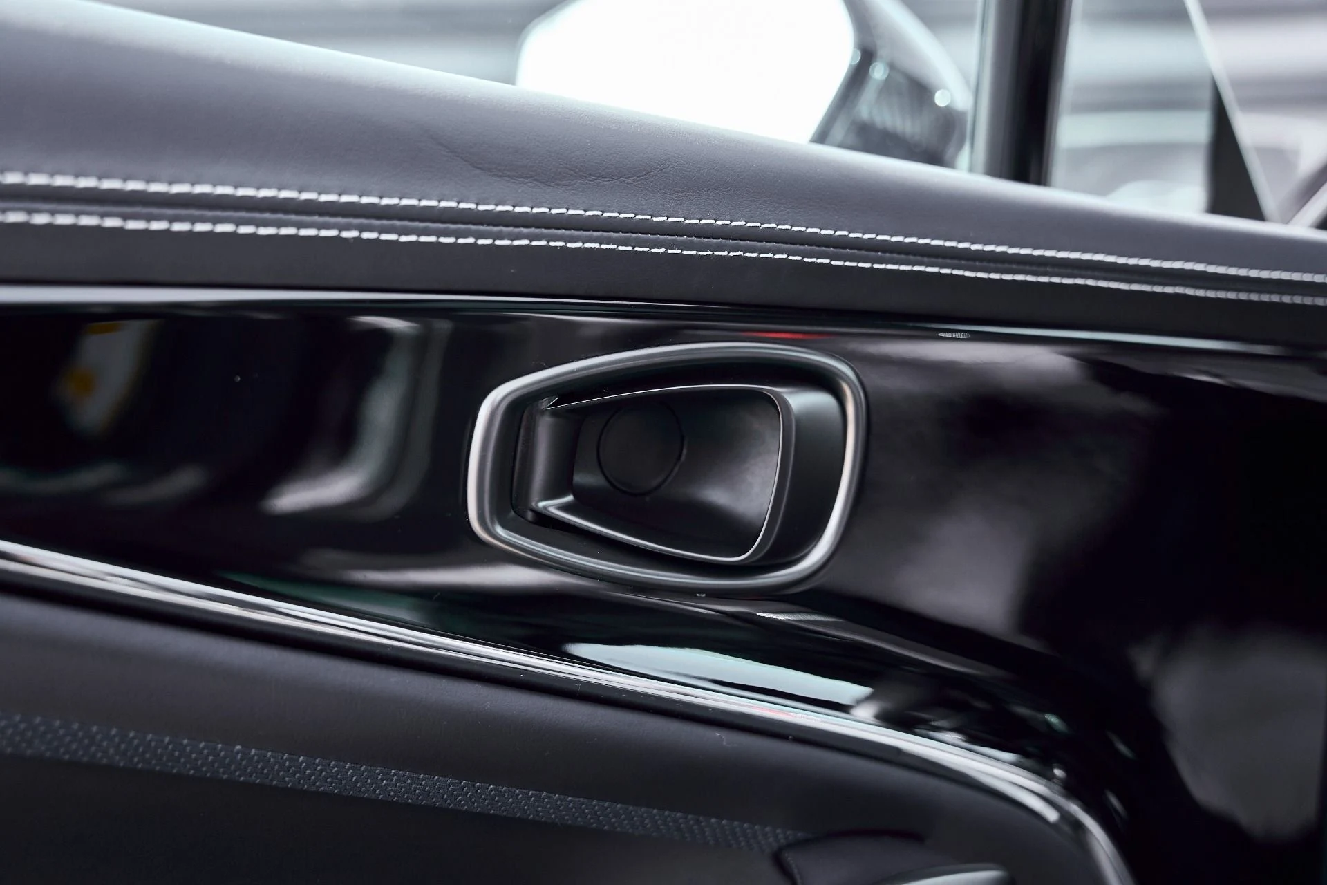 mph030_4204791492_Used_2025_Aston_Martin_DBX_707_1771642280_a5eb186fc3