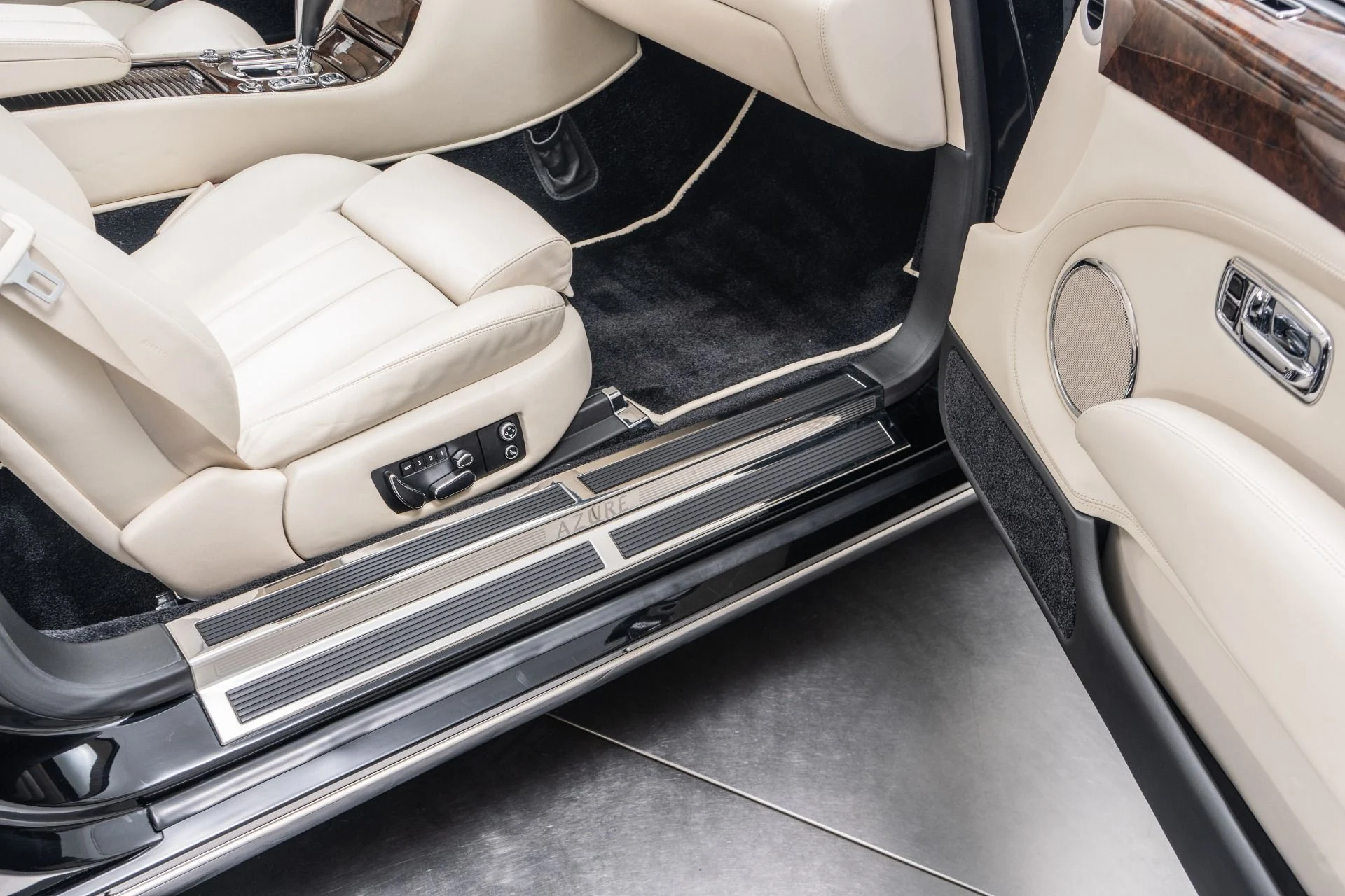 mph030_4206716386_Used_2009_Bentley_Azure_1776719869_b23fbd075c