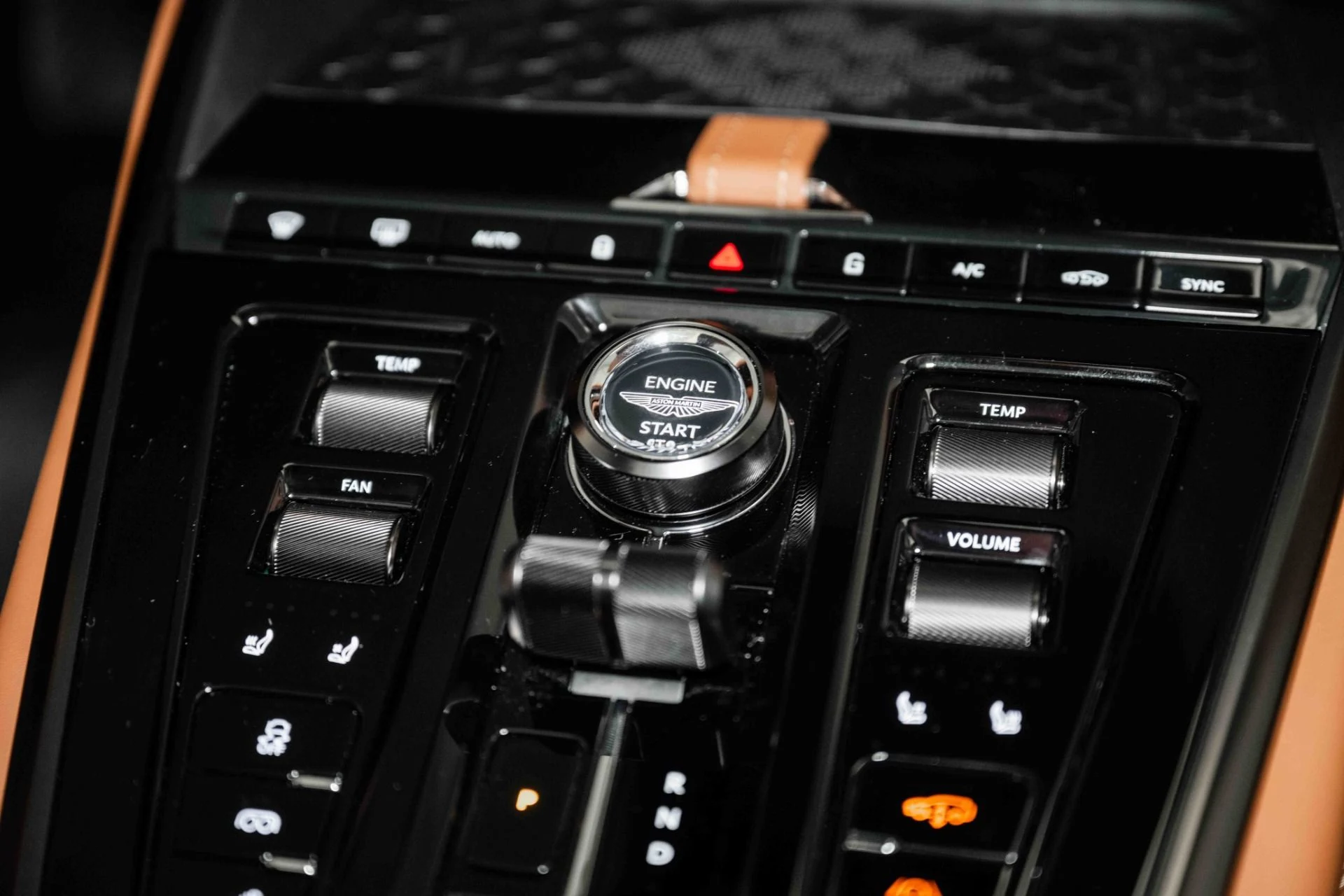 mph030_4218298931_Used_2025_Aston_Martin_DBX_707_1730812755_553b4af6c2