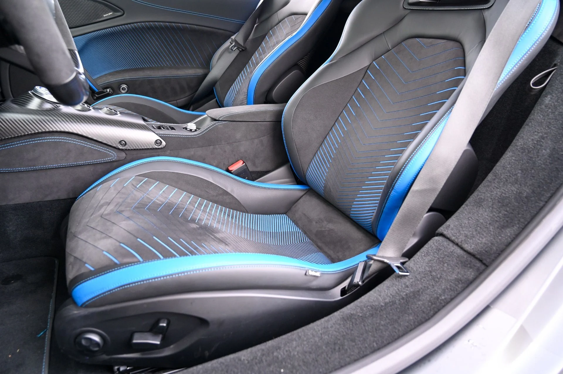 mph030_4220408881_Used_2022_Maserati_MC_20_1715696655_513d57191c