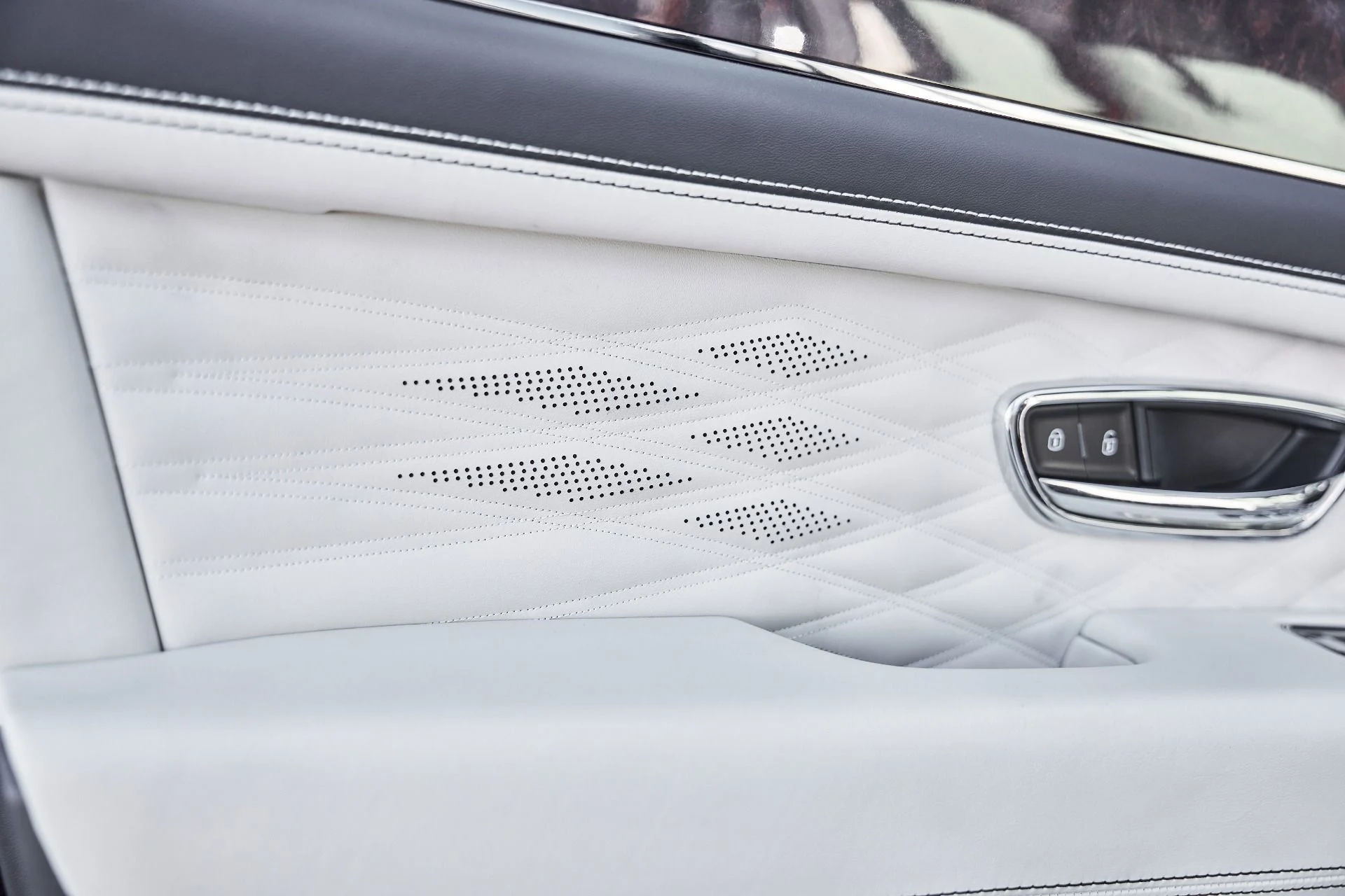 mph030_4265248930_Used_2023_Bentley_Bentayga_EWB_Azure_1773968874_1f7fbc3f6c