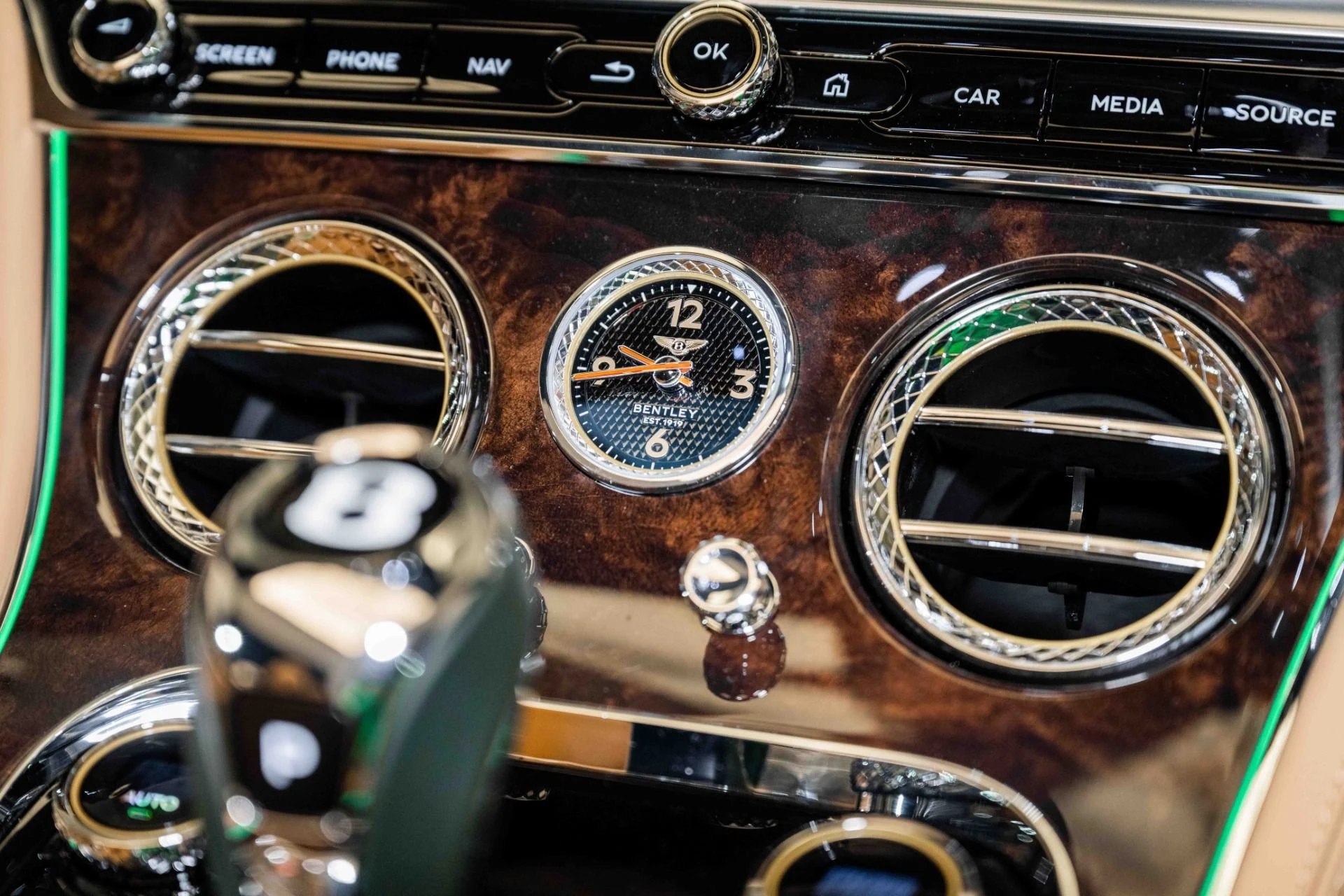 mph030_4276163233_Used_2024_Bentley_CONTINENTAL_GTC_Azure_V8_1705167241_4c6a3468df