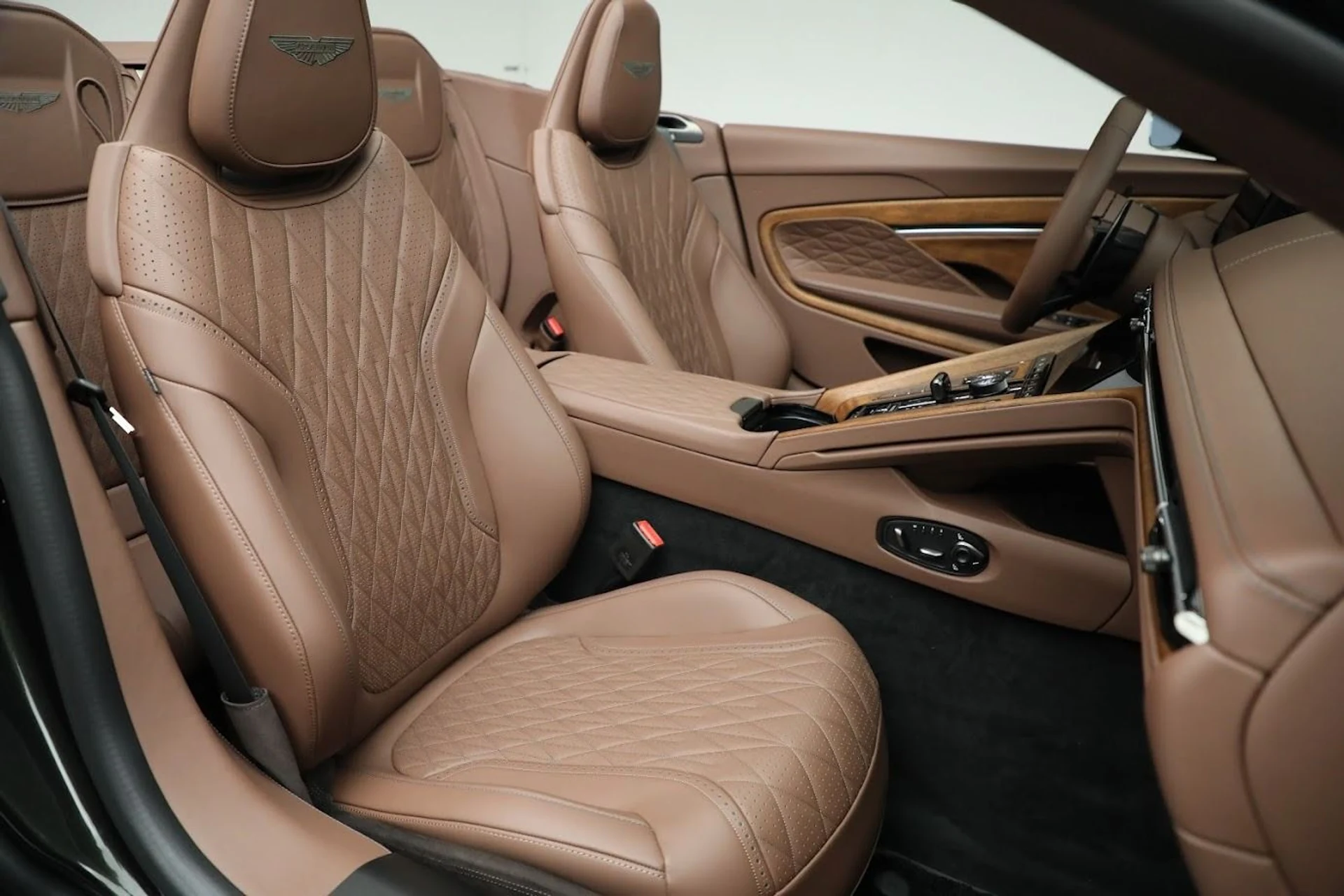 mph030_4280813284_Used_2024_Aston_Martin_DB_12_Volante_f7f59151cb