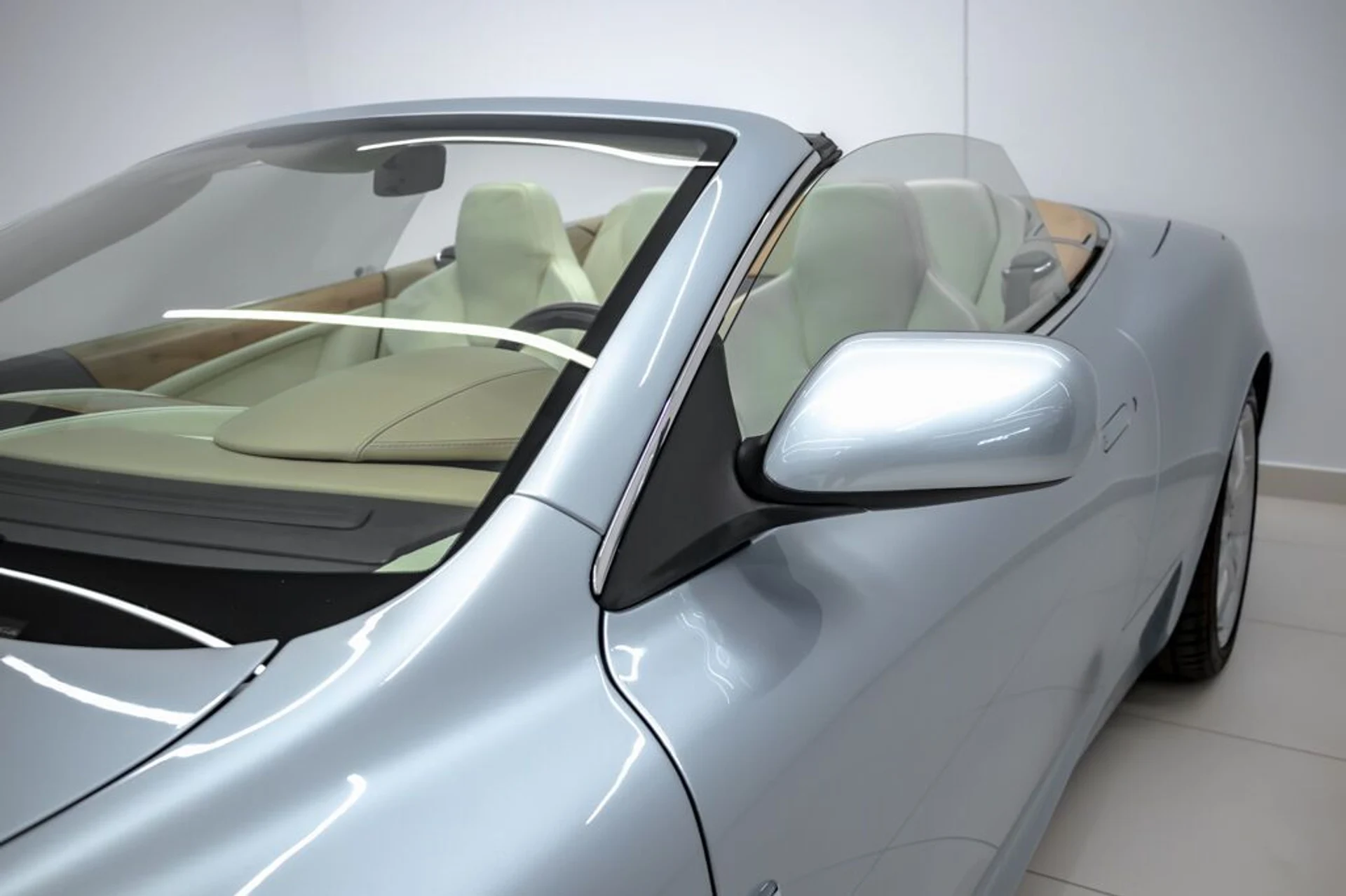 mph030_4286887064_aston_martin_db9_2005_jpg_v_1754355020_2619b2fc70
