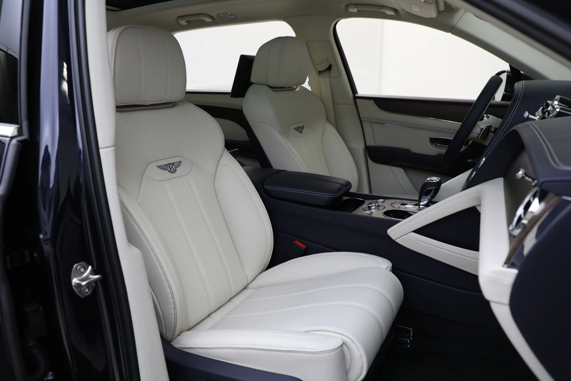 mph030_43888635_Used_2024_Bentley_Bentayga_EWB_V8_1711043529_00d0aa71f2