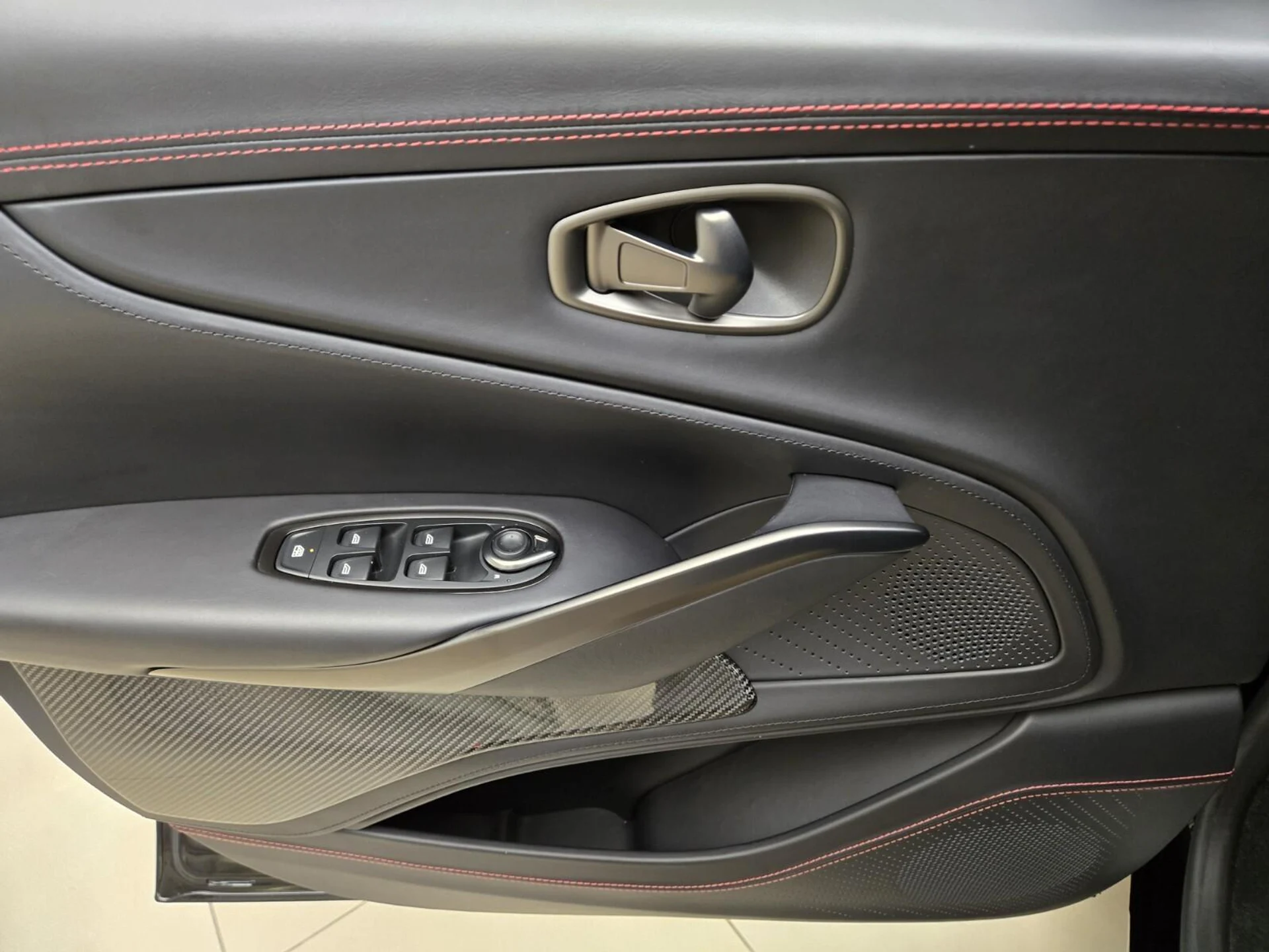 mph030_462577369_Used_2023_Aston_Martin_DBX_707_1777354923_ee33401650