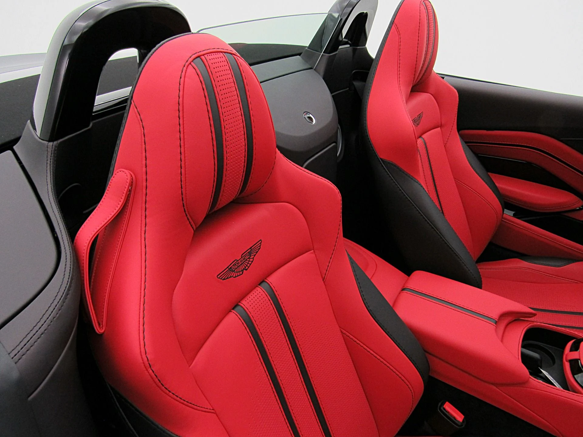 mph030_534393460_Used_2023_Aston_Martin_Vantage_Roadster_60fc8c2f47