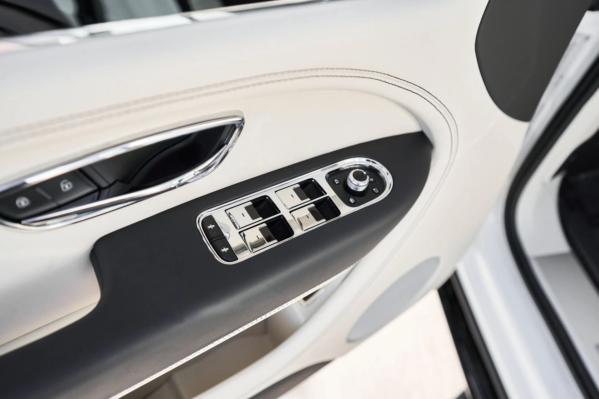 mph030_597673138_Used_2024_Bentley_Bentayga_Hybrid_S_1759985924_6479bd45a0