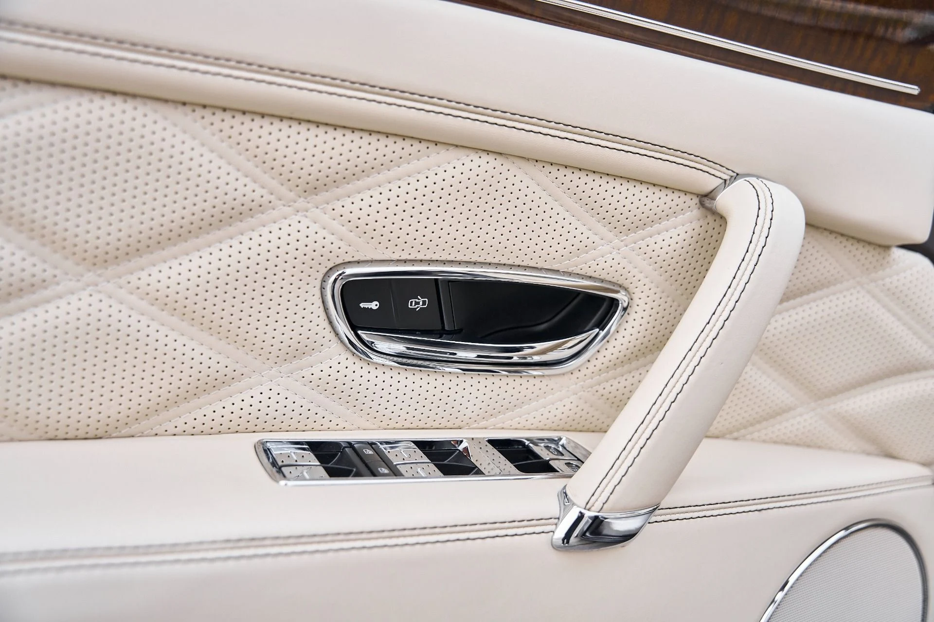 mph030_622907052_Used_2015_Bentley_Flying_Spur_V8_1769278346_1a469269f1