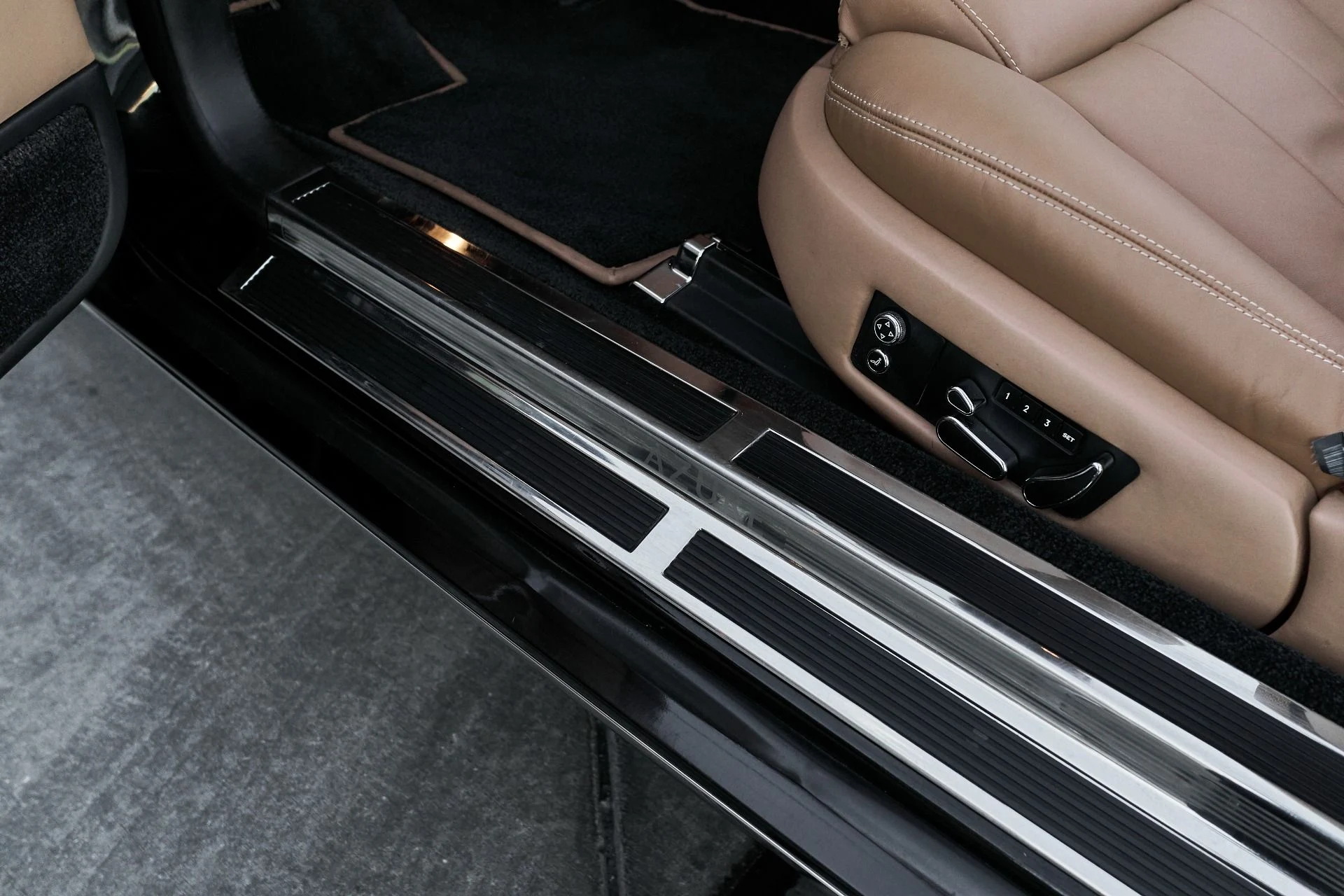 mph030_634977881_Used_2009_Bentley_Azure_Base_1765906162_d561762582