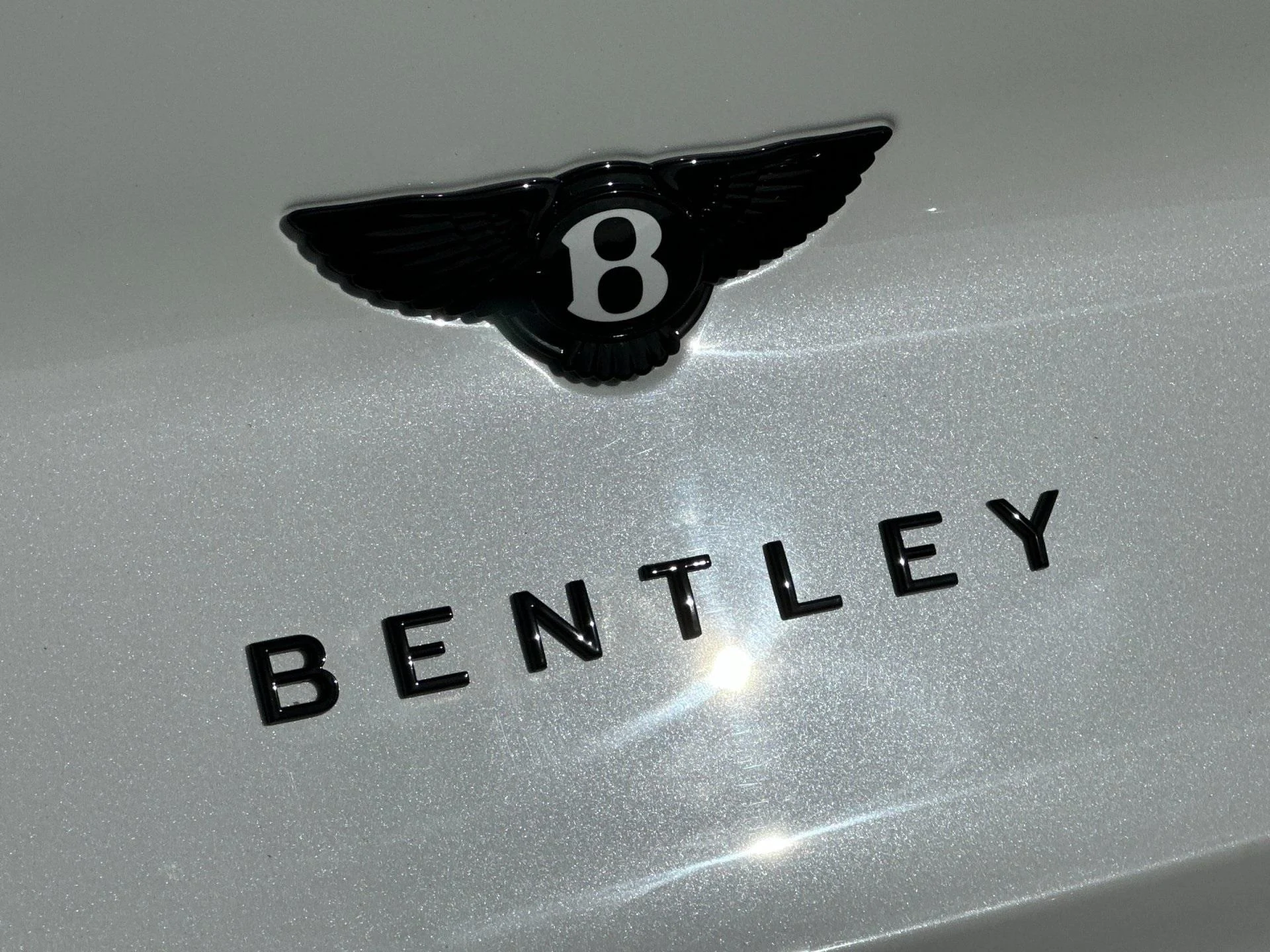 mph030_661247389_New_2025_Bentley_Bentayga_V8_1760604201_9c169c399b