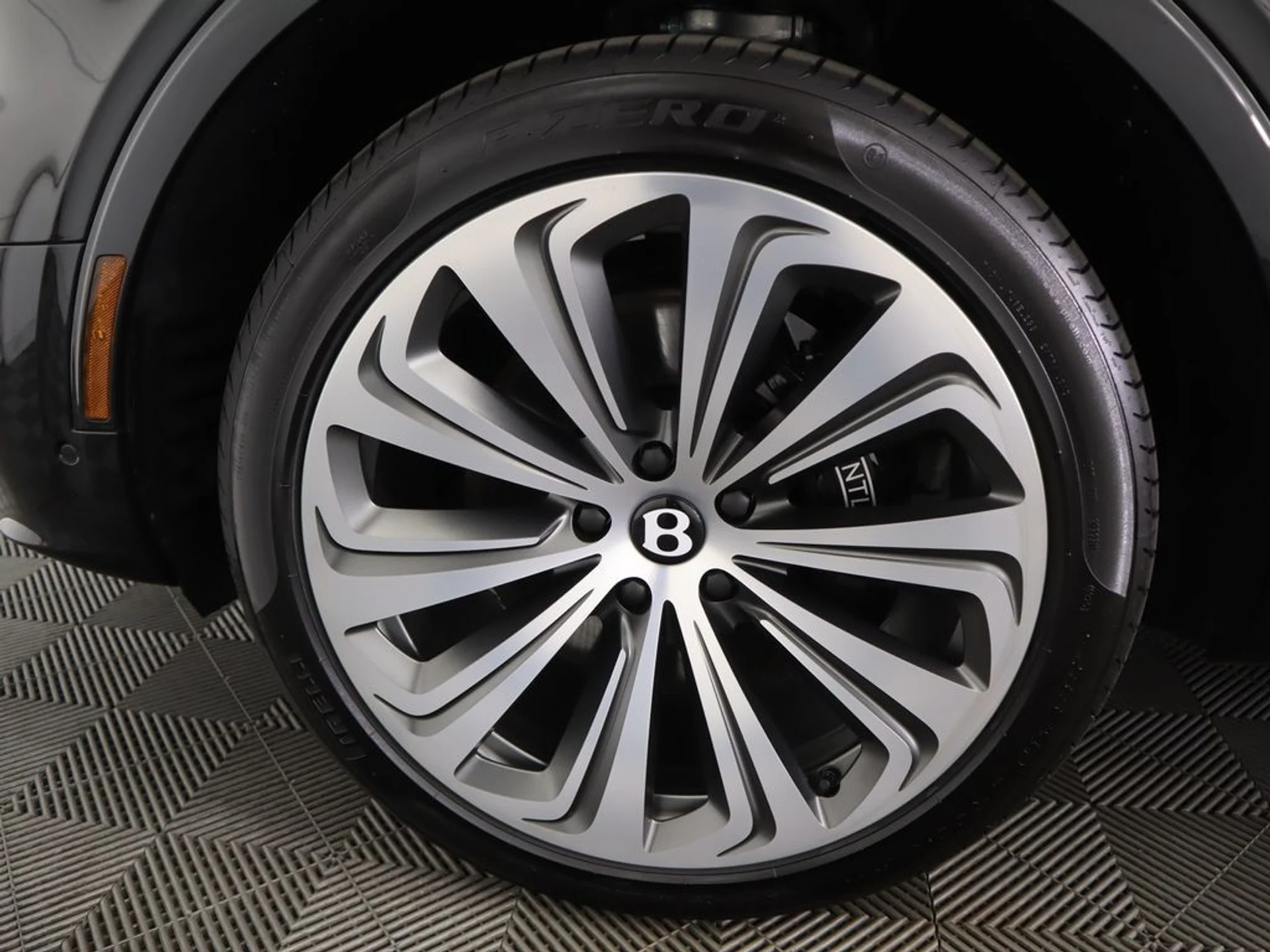 mph030_682678468_new_2025_bentley_bentayga_v8awd_8119_22910537_31_1024_2087cbb01c