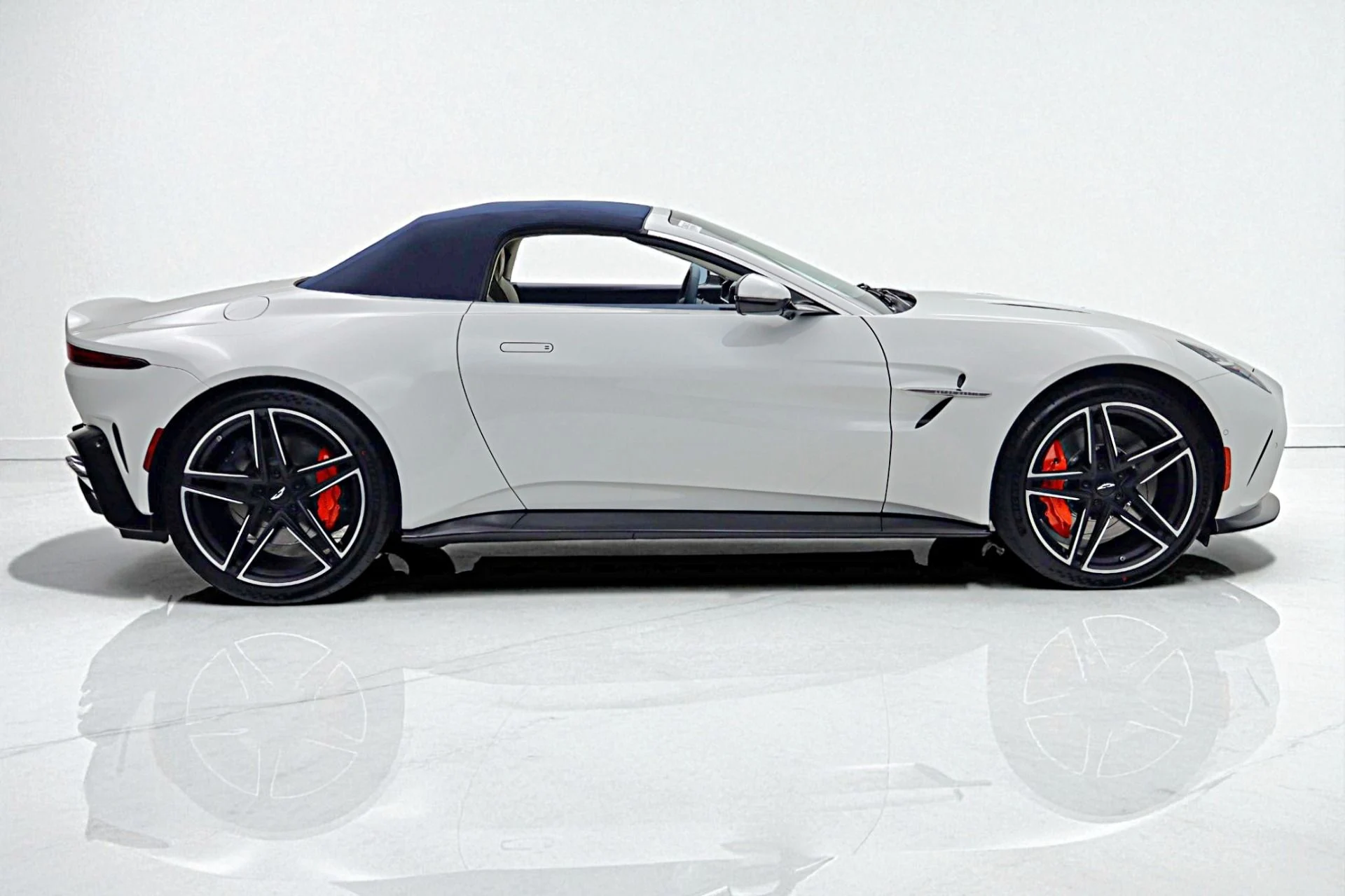 mph030_76141442_New_2026_Aston_Martin_Vantage_Roadster_c38c56d86d