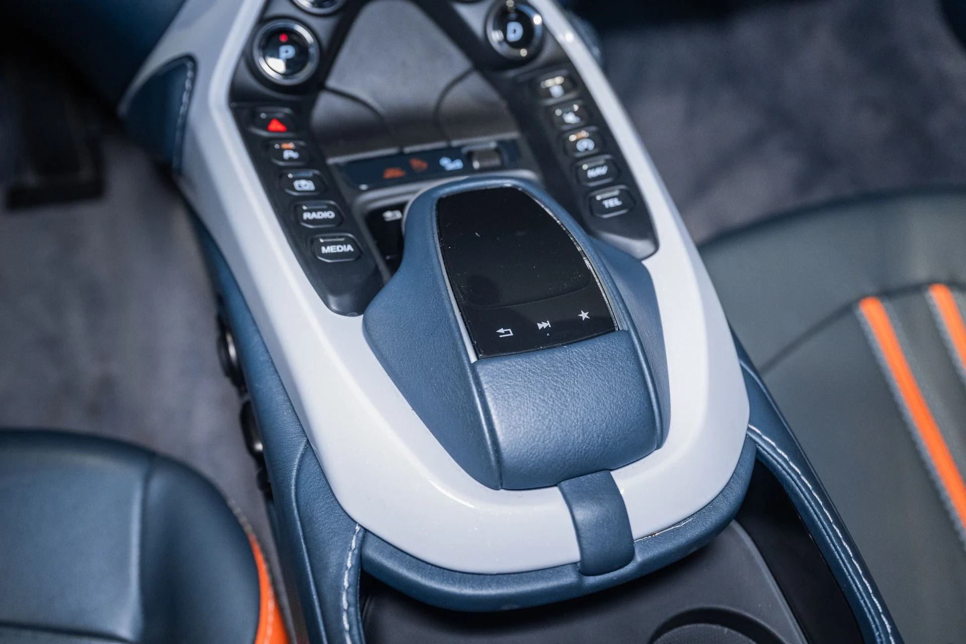 mph030_794298331_Used_2019_Aston_Martin_Vantage_1790176598_09622dcac2