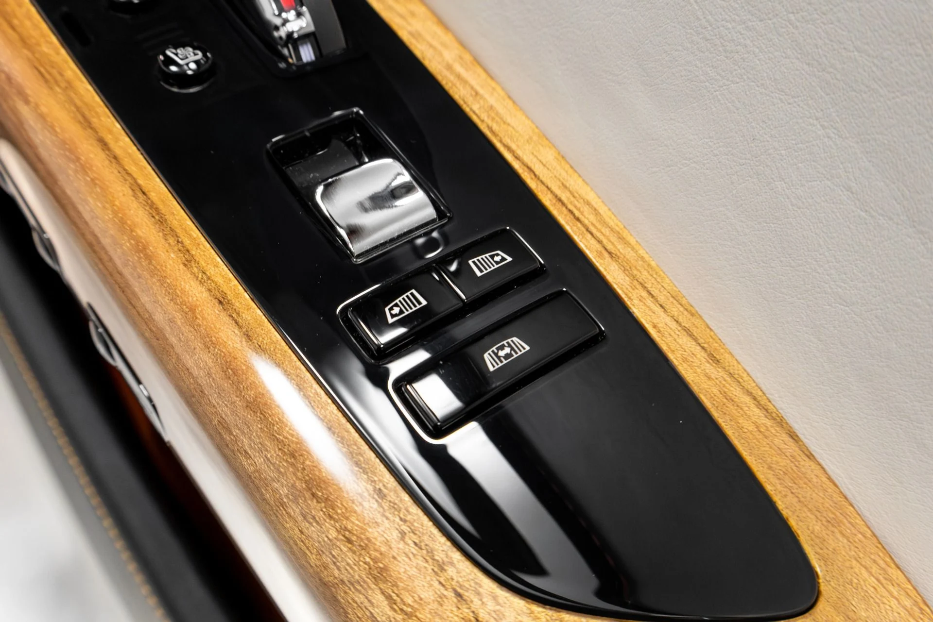 mph030_805436499_Used_2019_Rolls_Royce_Phantom_1770350910_631054b807