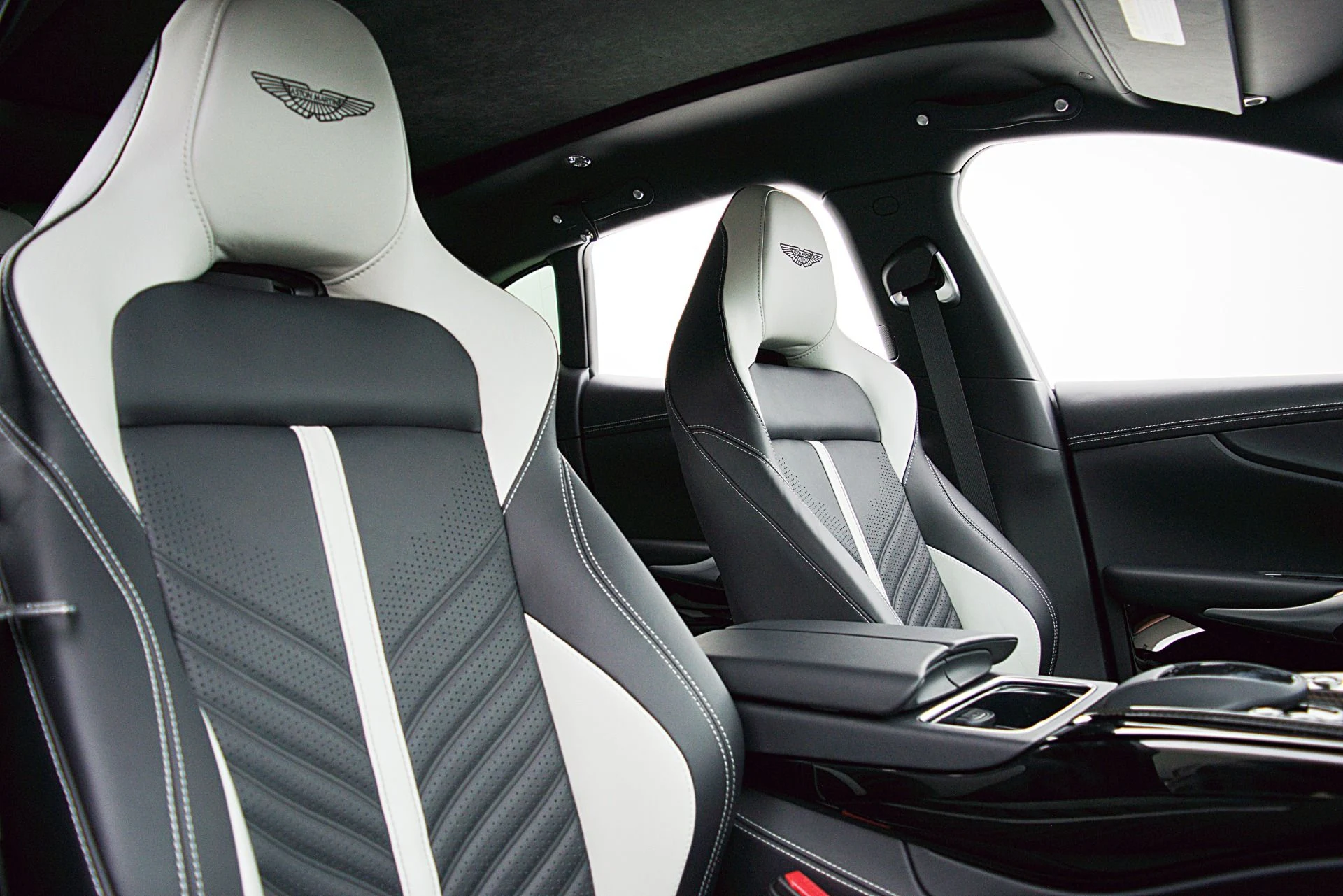 mph030_82803811_Used_2023_Aston_Martin_DBX_707_e0771164ad