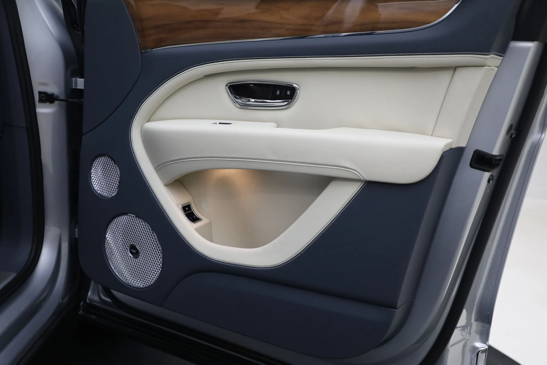 mph030_832779001_New_2025_Bentley_Bentayga_EWB_V8_98a9f265df
