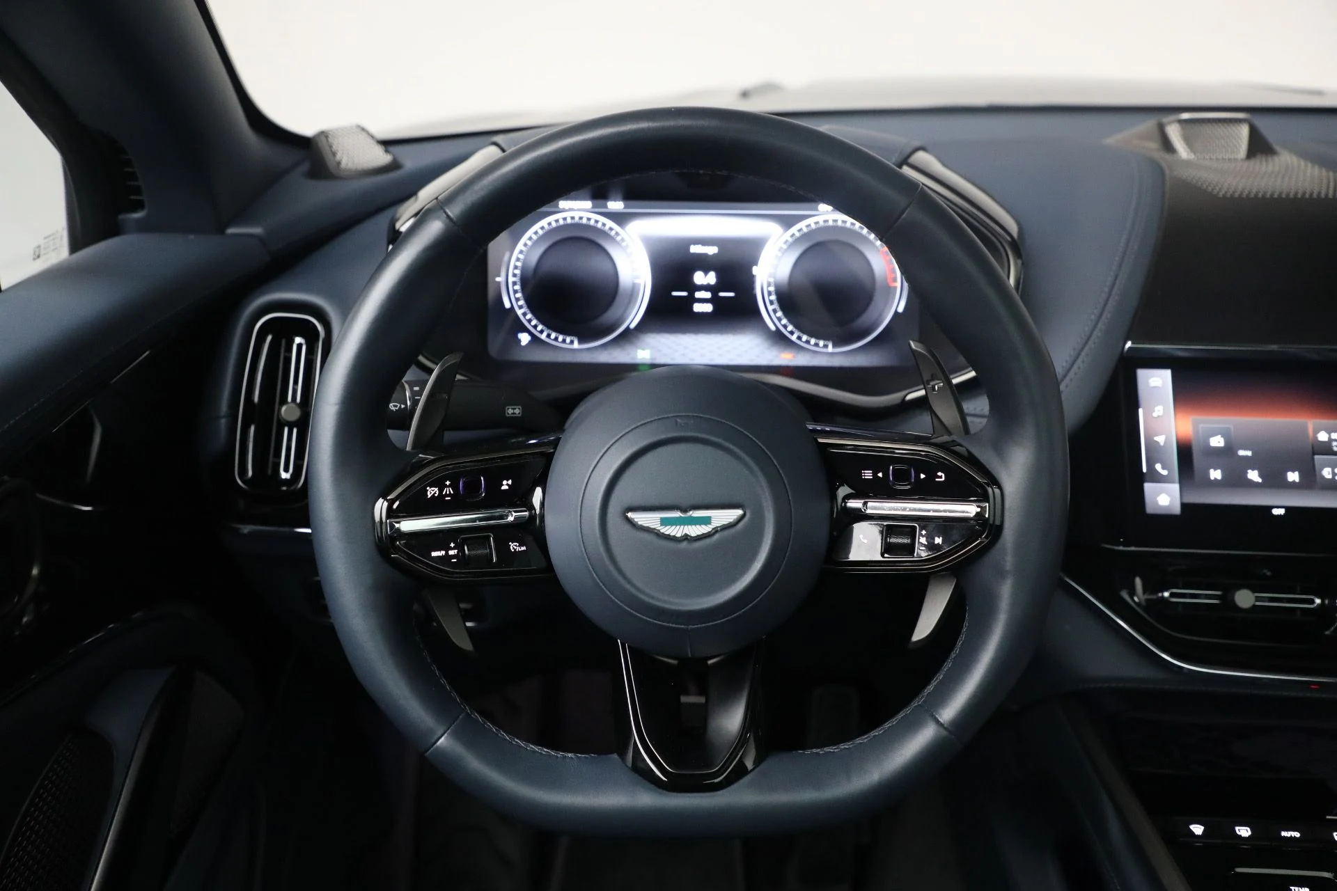 mph030_858144061_New_2025_Aston_Martin_DBX_707_1762018753_f0619f42eb