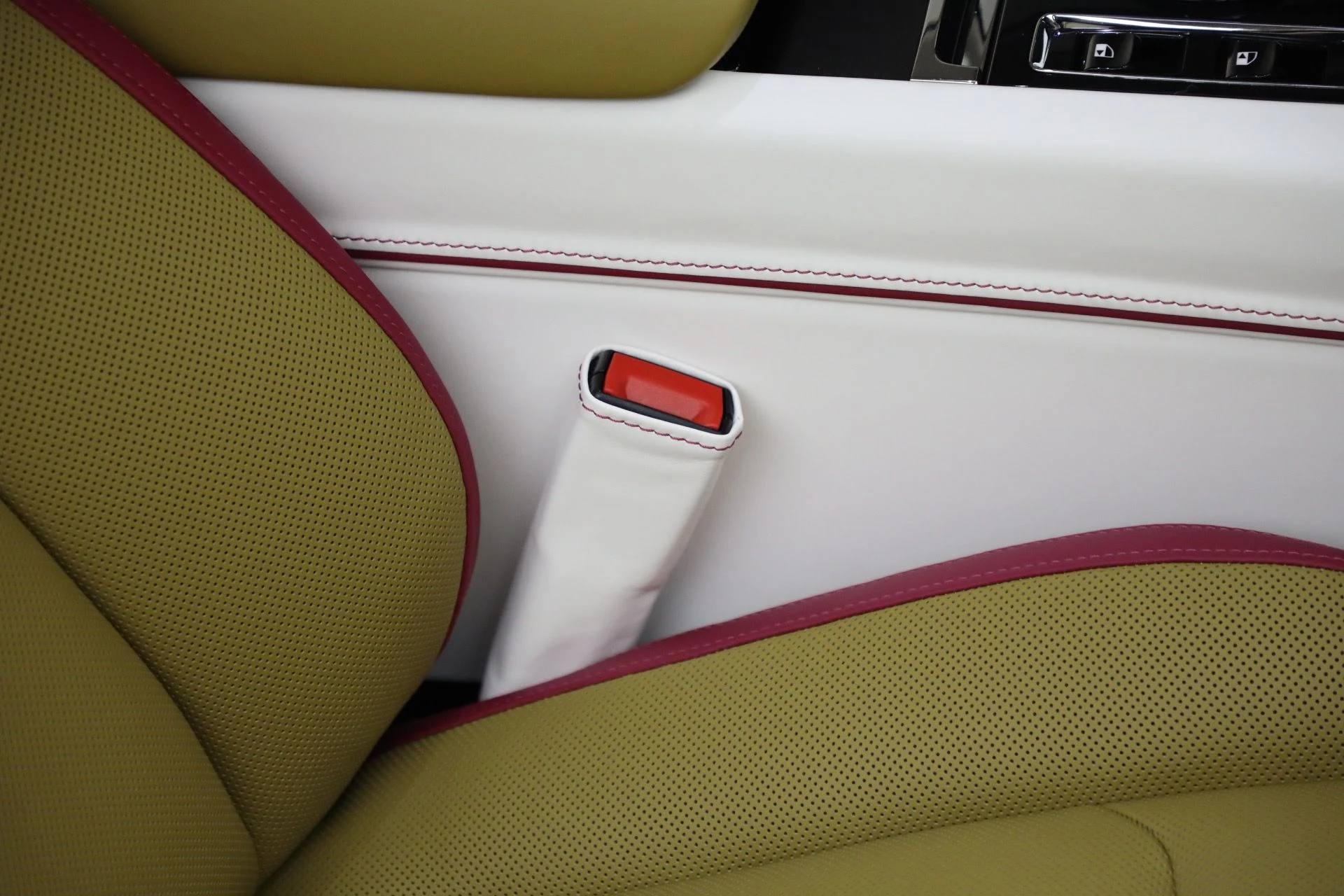 mph030_87715440_Used_2025_Rolls_Royce_Spectre_8bf73ec2b1