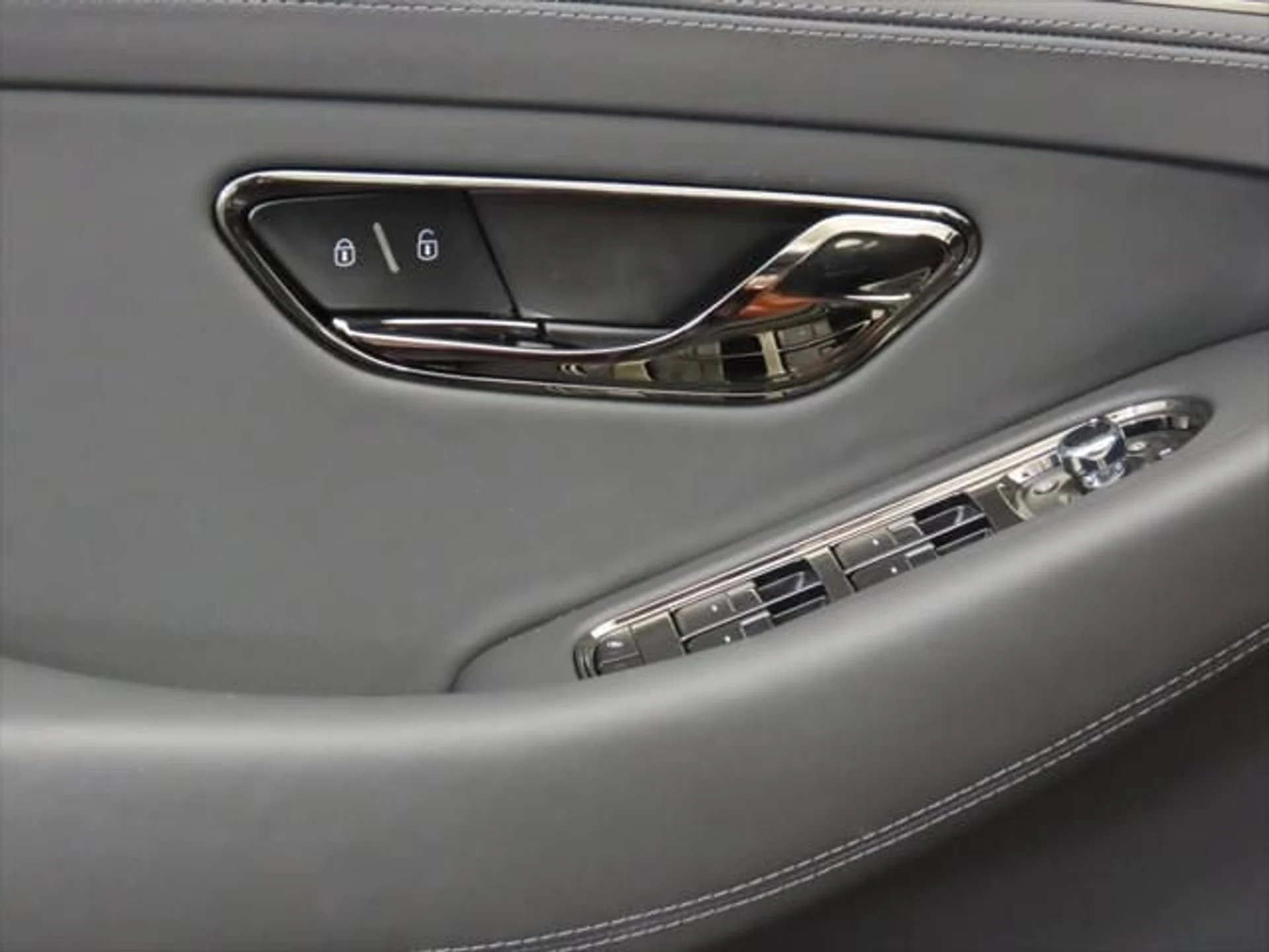 mph030_879053339_used_2025_bentley_continental_gtblackeditionconvertible_8119_23029542_31_640_b245611a85