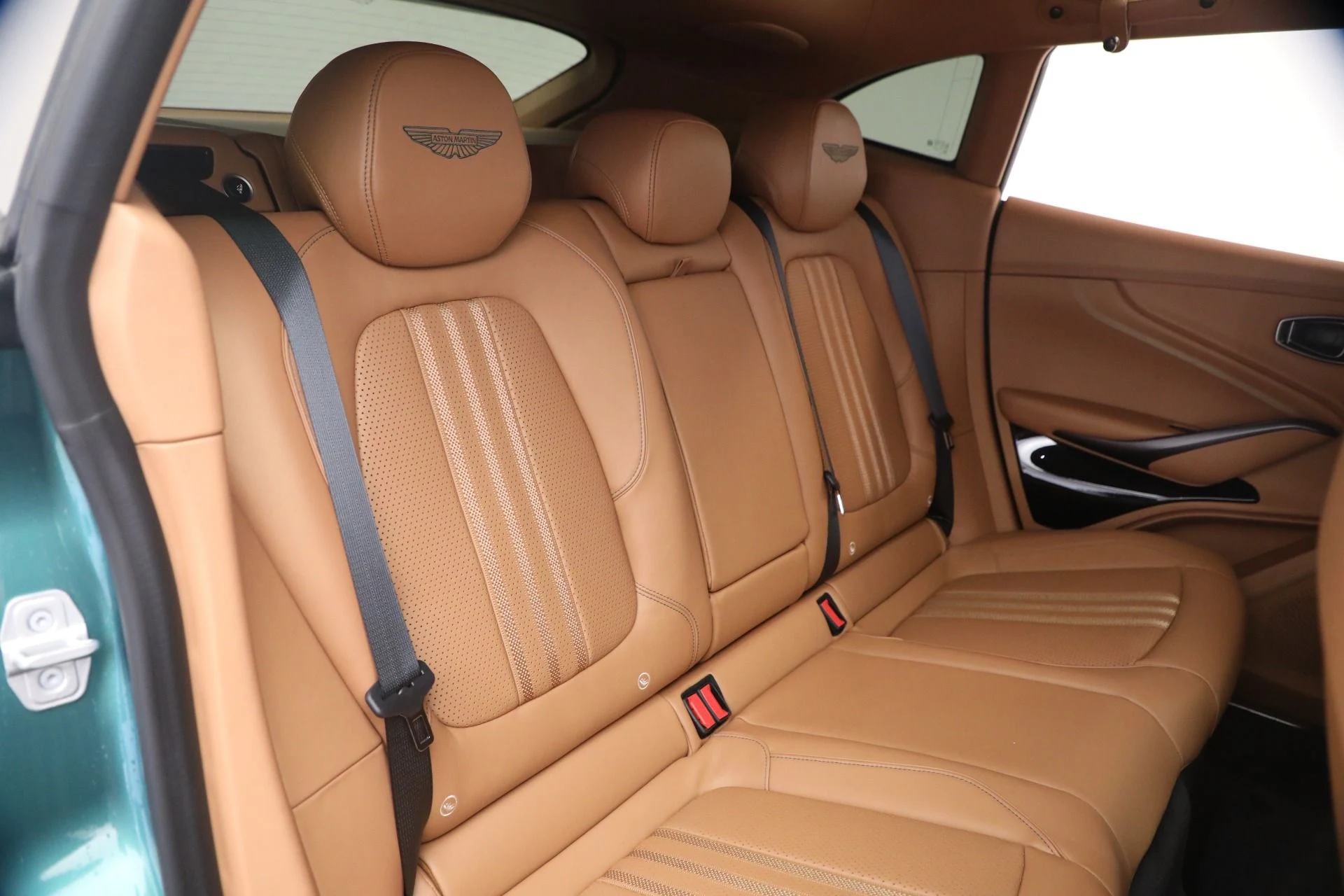 mph030_924487350_Used_2025_Aston_Martin_DBX_707_1777035536_953dbffac0