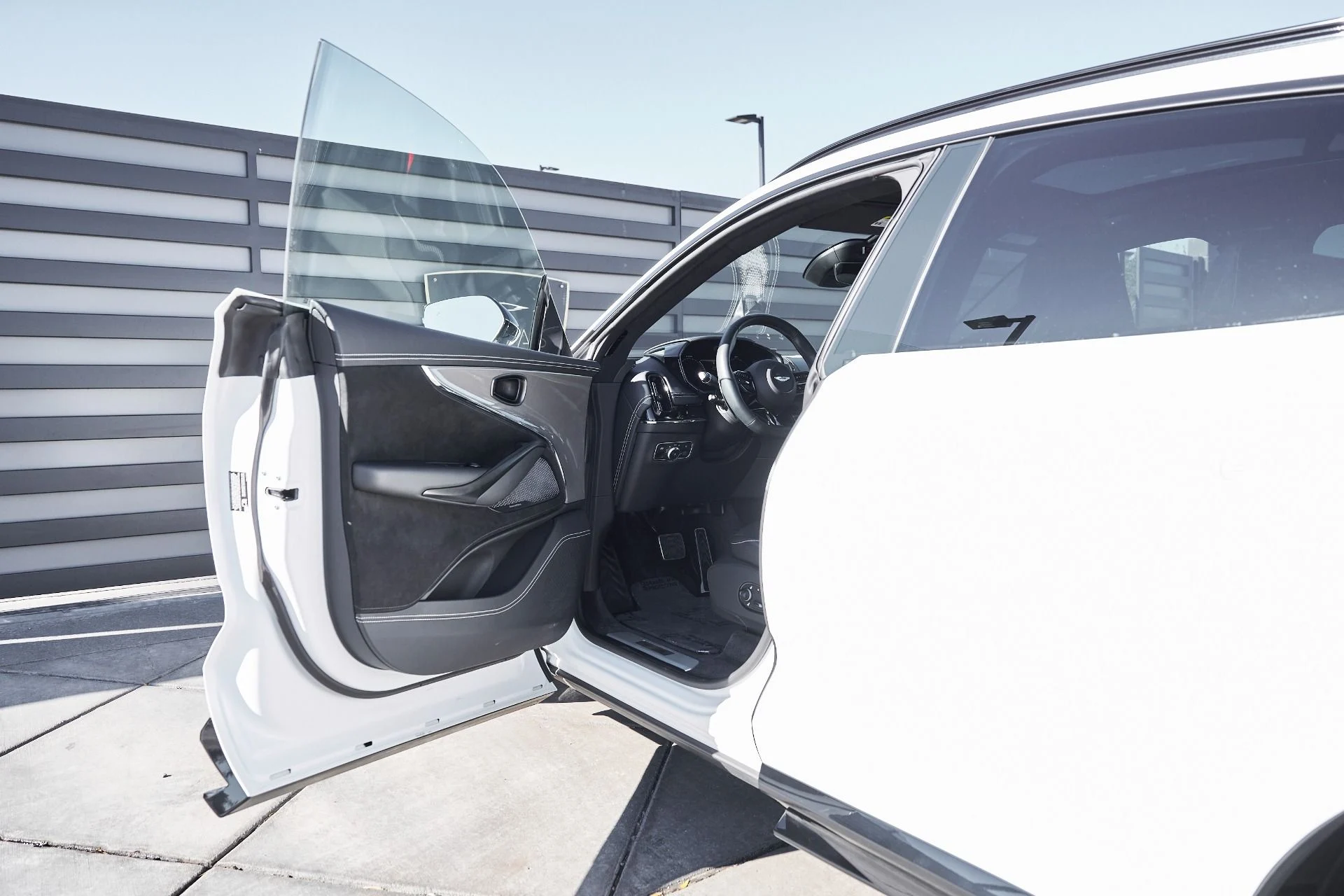 mph030_943821730_Used_2025_Aston_Martin_DBX_707_1767063176_316514a058