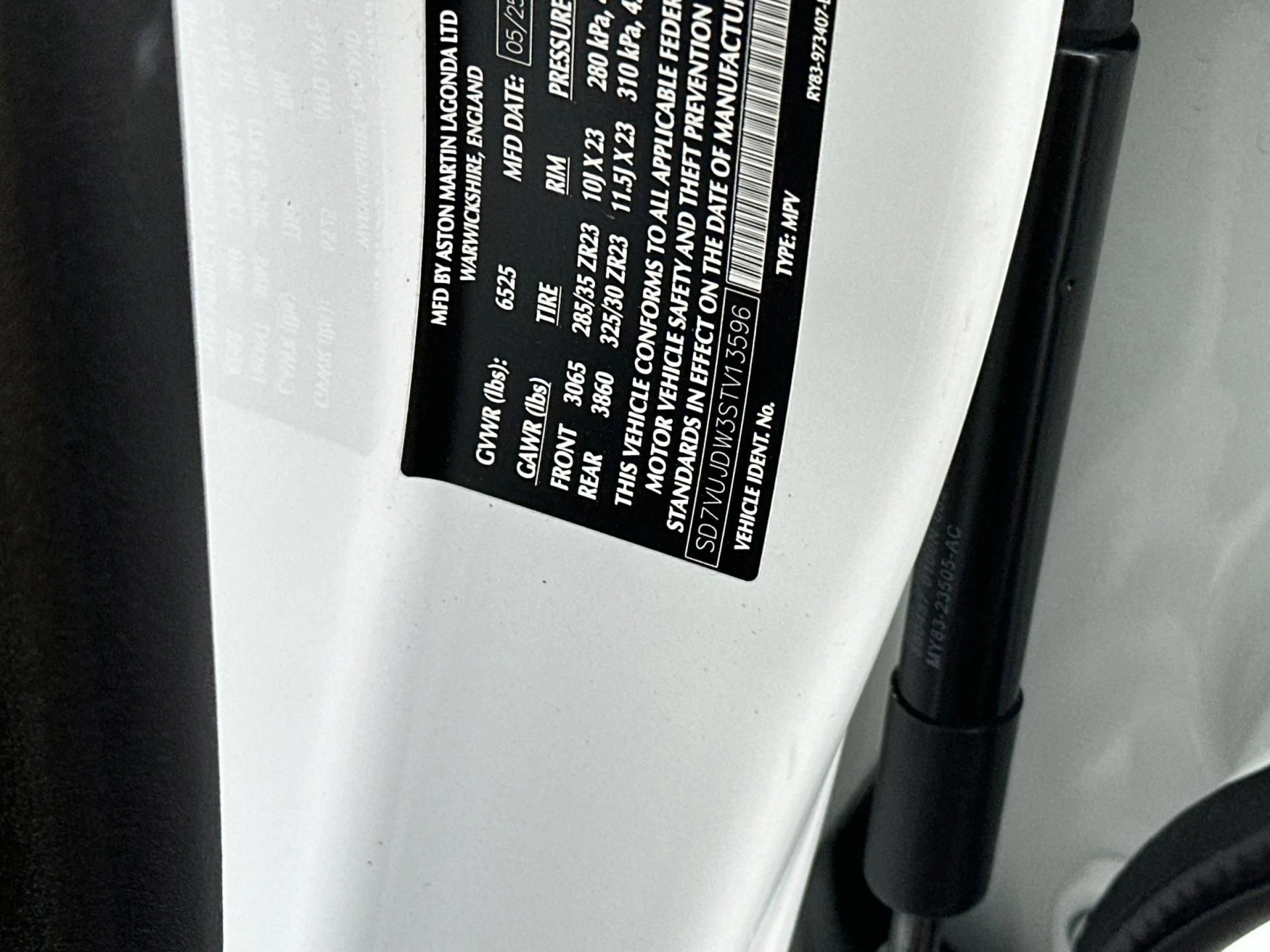 mph030_972817492_New_2025_Aston_Martin_DBX_707_1759500550_756e178956