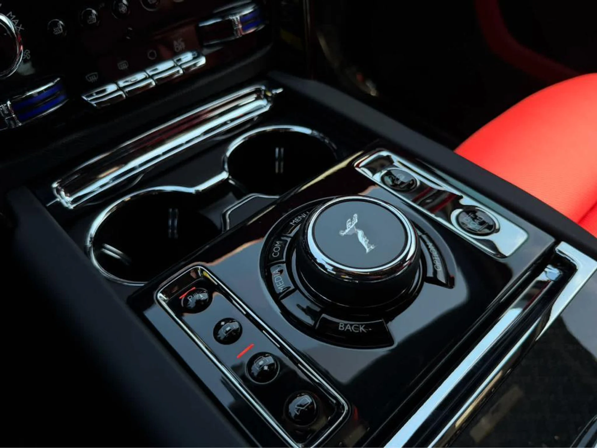 mph030_97424549_c_EBT_Arcm_JG_0_UHV_Vm_E_Ow_D_Axh_Tsu_A_b26e5fdb8a