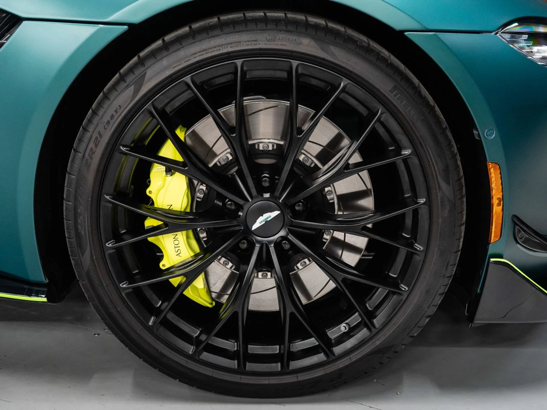 mph030_988210106_aston_martin_vantage_2023_fe4ec295c6