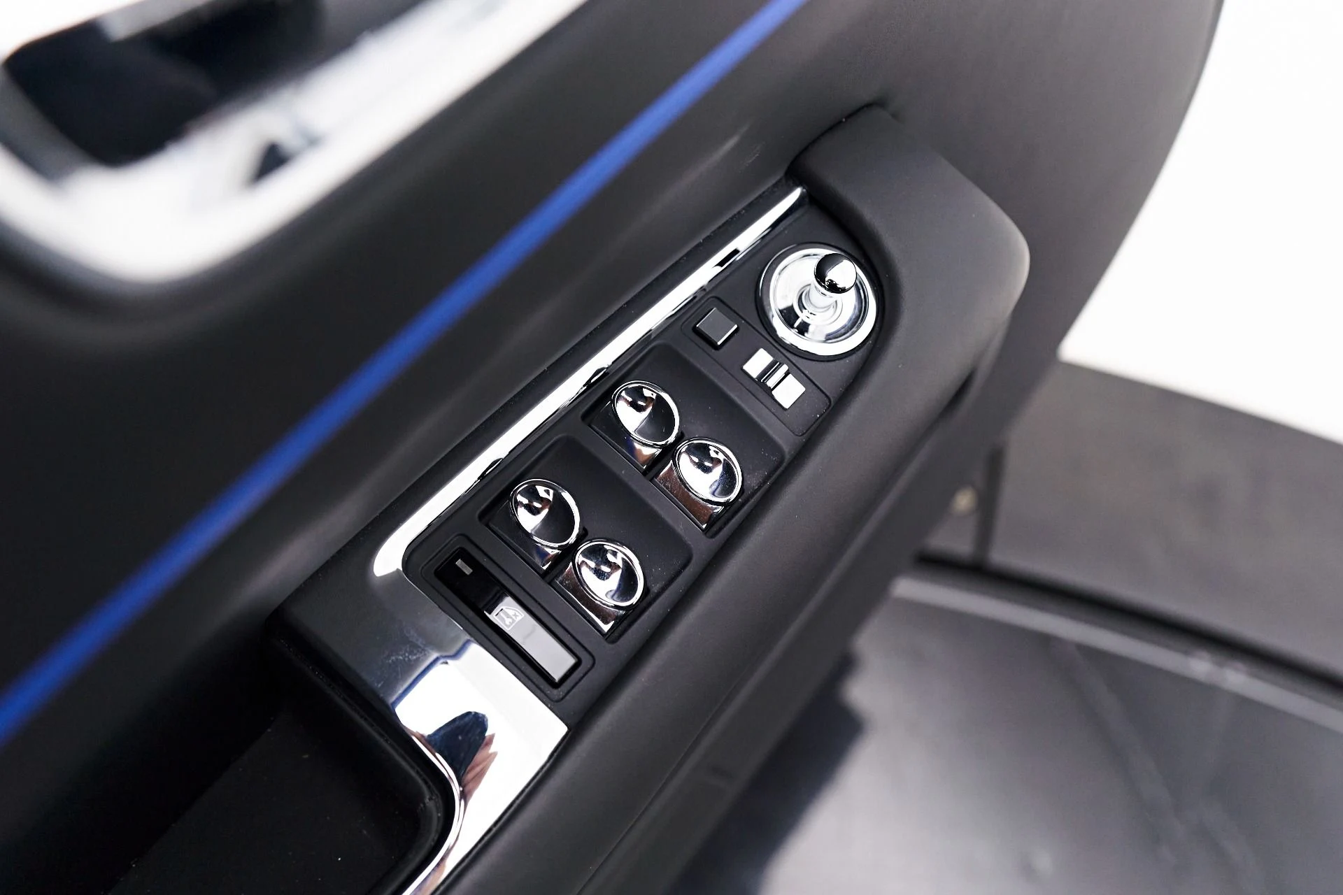 mph031_1037126435_Used_2018_Rolls_Royce_Dawn_Base_1712097655_d0074e5d26