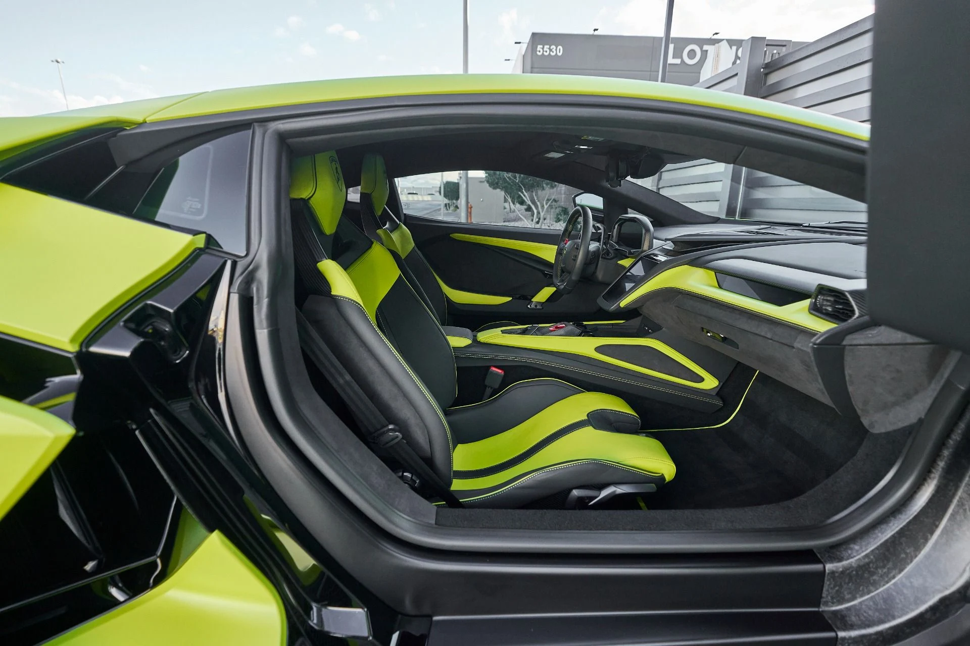 mph031_1044136082_Used_2024_Lamborghini_Revuelto_1763604728_9cea804f0d