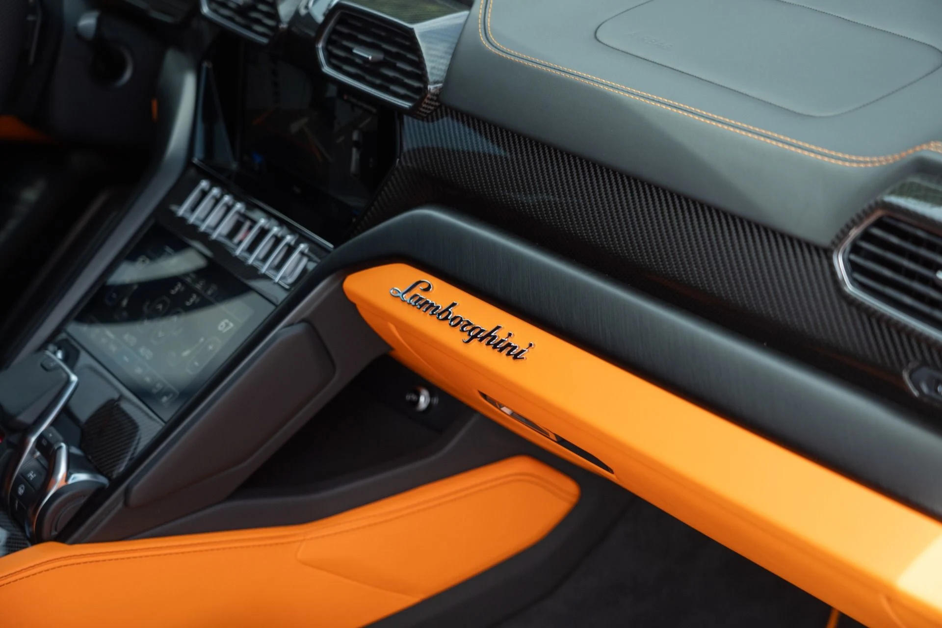 mph031_1049727731_Used_2022_Lamborghini_Urus_1755127635_fd38d9c49b