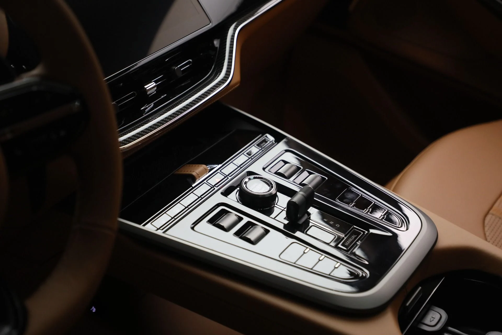 mph031_1051721839_New_2026_Aston_Martin_DBX_707_1766528371_0c1de61304