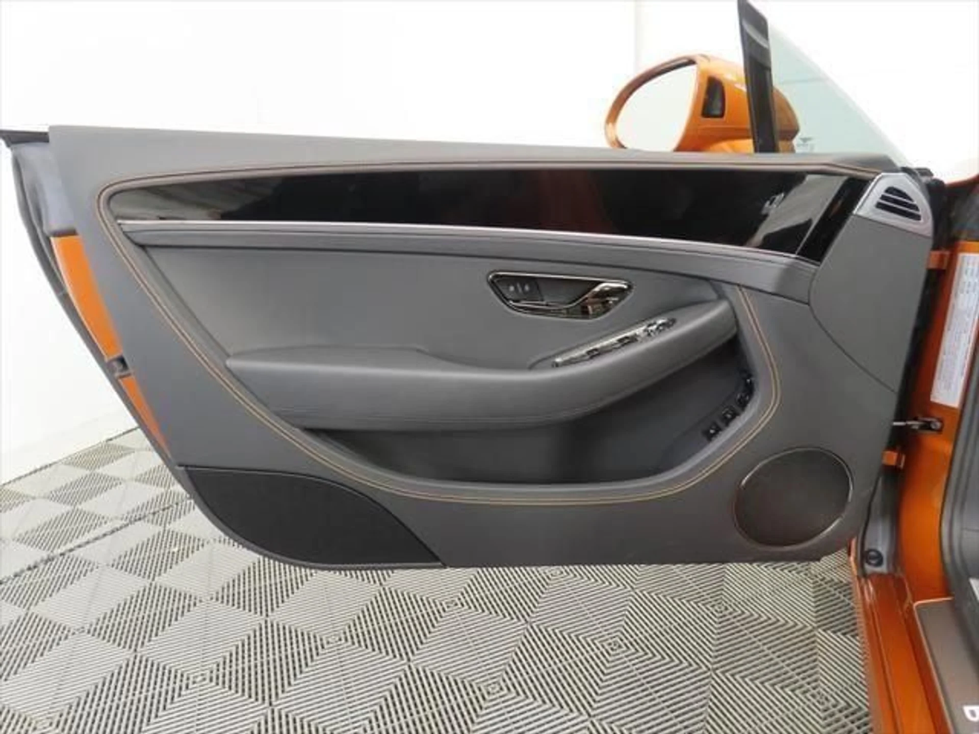 mph031_1056380154_used_2025_bentley_continental_gtblackeditionconvertible_8119_23029542_32_640_6c6f200f3f