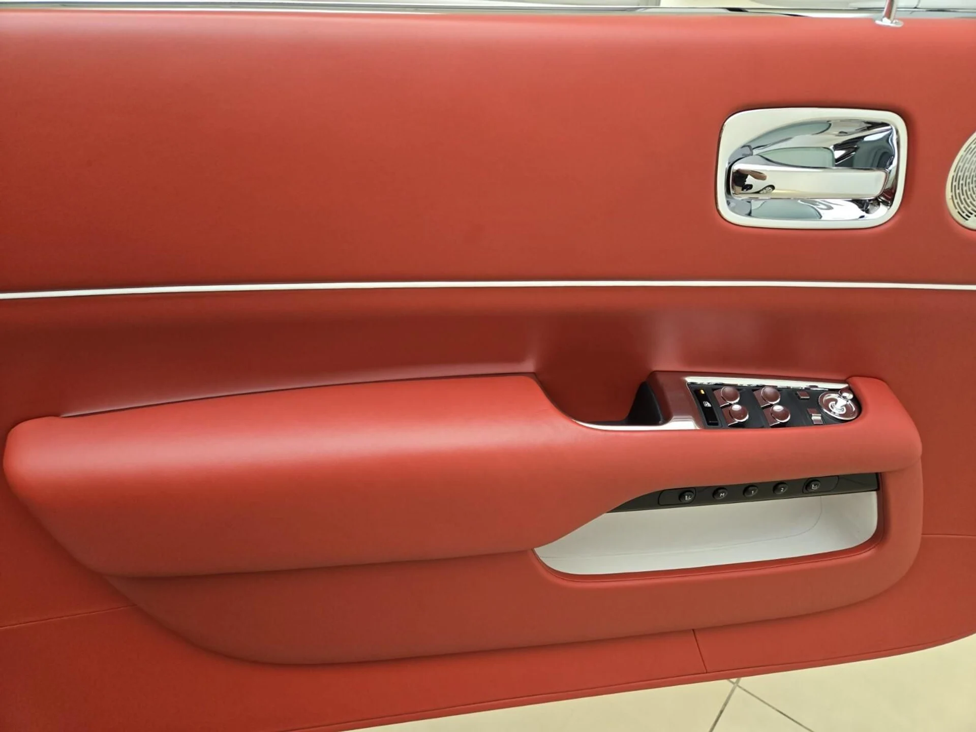 mph031_1058285030_Used_2017_Rolls_Royce_Dawn_1765004124_4d8dba6092