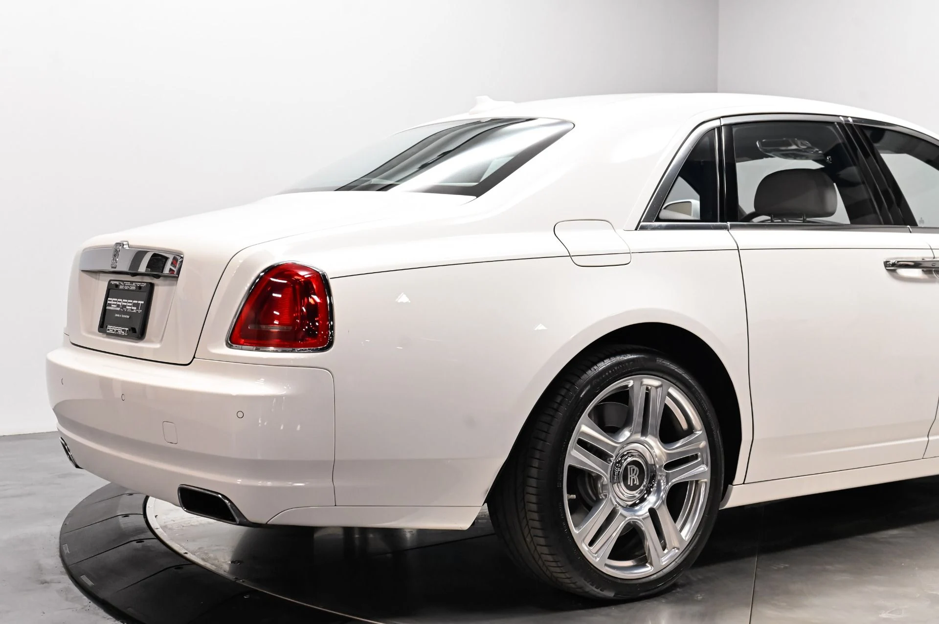 mph031_1079575616_Used_2017_Rolls_Royce_Ghost_Base_1793114215_75703715db